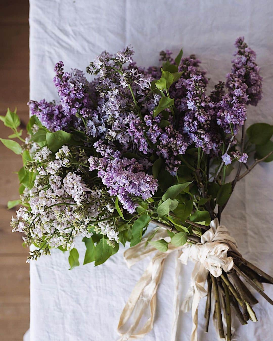 のインスタグラム：「Happy weekend 💜 #lilac #bouquet #lilacbouquet 本日「花のある暮らしカレンダー 2020」発売となりました。 こちらは表紙に選んでいただいたライラックの写真です。 : 「花のある暮らしカレンダー2020」（翔泳社）定価1,400円＋税 🌿書店、Amazonにてお買い求めいただけます。」