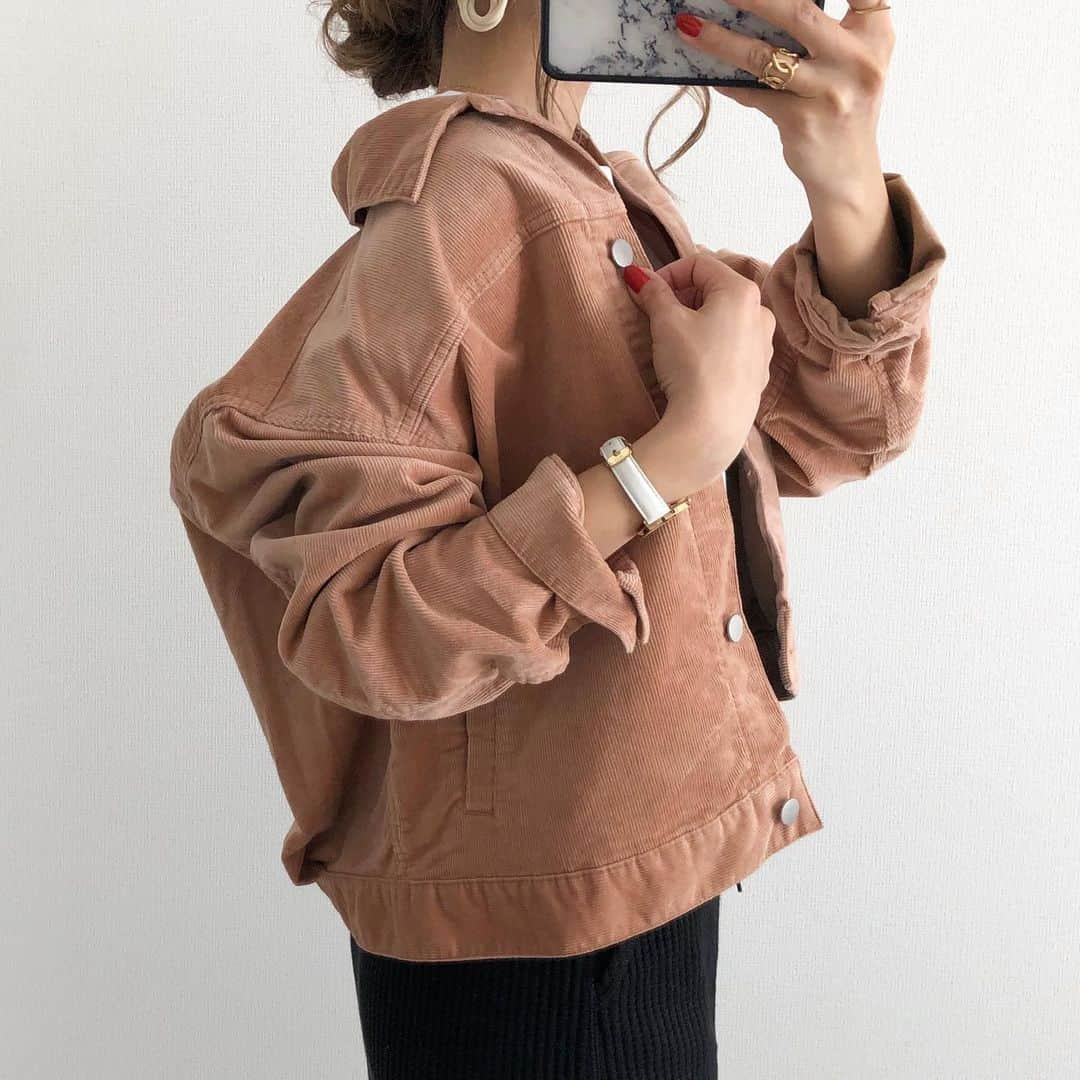 Miyoさんのインスタグラム写真 - (MiyoInstagram)「2019.9.7 ・ 昨日UNIQLO限定価格で購入した #コーデュロイオーバーサイズジャケット 🧡 このオレンジみたいなピンク色に一目惚れでした(⋆ᴗ͈ˬᴗ͈)” ・ コーデ詳細とその他のUNIQLO購入品などをブログに書きました🧡 ・ コーデュロイオーバーサイズジャケット…#UNIQLO マーセライズコットンT…#ユニクロ スカート…#GU#ジーユー 靴… @sesto_shoes #コンバース バッグ…#fifth#CHANEL#beautifulpeople 時計…#ダニエルウェリントン アクセ…#楽天roomに載せてます ・ 履くと背筋がシャキッと伸びて姿勢がよくなる @gyugyugyu_lme ♡ 通気性抜群だから全然蒸れない👌🏻🍃 シルエットが綺麗に見えるのでぴったりした服を着る時には欠かせないアイテムです✨ ボトムスは普段MかLサイズですが、ホックで調整できるのでMサイズでぴったり♡ ・ ・ ・ #ギュギュギュ#骨盤ショーツ#今日のコーデ#ママコーデ#ママファッション#プチプラコーデ#プチプラファッション#シンプルコーデ#カジュアルコーデ#秋コーデ#コーデュロイ#スニーカーコーデ#GUコーデ#ユニクロ購入品#UNIQLOコーデ#ユニクロコーデ#大人可愛い#大人カジュアル#locari」9月7日 11時37分 - miyopu