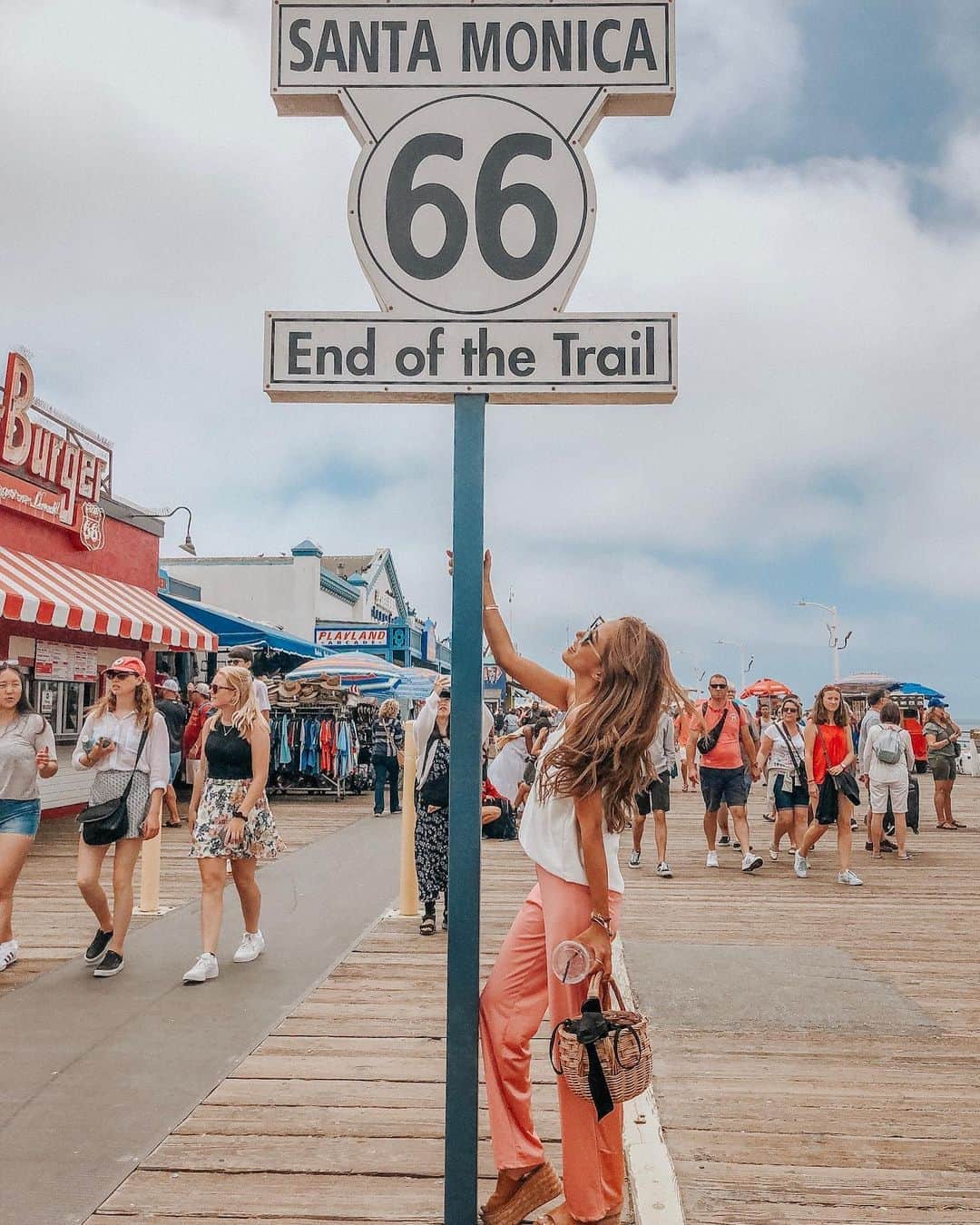 のインスタグラム：「WEEKEND MOOD ON🙄 📍Santa Monica ─────────────────────── いい天気！テラスで朝からミーティング。秋晴れって気持ちいい✨✨ ・ #saturday #me #santamonicabeach #weekend #searoomlynn #ootd #outfit #la #lalife #lafashion #ロサンゼルス #サンタモニカ #私服 #calilife #california #カリフォルニア #コーヒー溢れそうなやつ #小麦肌 #日本にいると焼けすぎ」