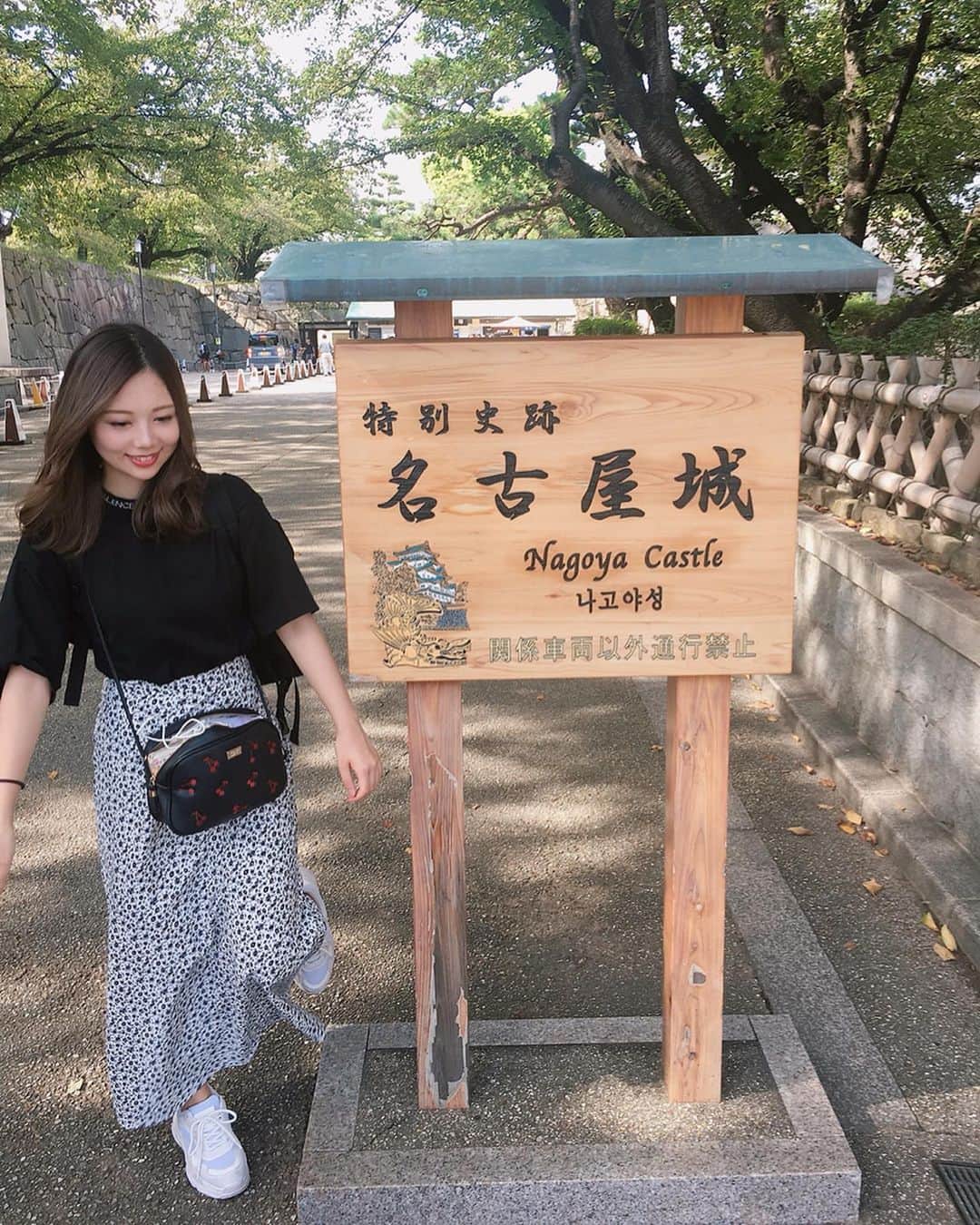 西村季里子さんのインスタグラム写真 - (西村季里子Instagram)「・ ニコニコ町会議 in 名古屋🏯 スマホゲームの #リンクスリングス ブースで 本日13時から生放送もします🌷 MC担当させていただくので、 ぜひお時間ある方はご覧ください🙏🏻 初の名古屋城嬉しい🏯💕 そしてずっと外だから暑い☀️ 残暑も楽しみます🥰 #ニコニコ町会議#ニコニコ#町会議 #スマホゲーム#リンクスリングス #生放送#mc#みてね#暑いよ #名古屋#名古屋城#城#🏯#愛知県 #バッグ#ファスナー#閉じない派#よく怒られる #follow#followme」9月7日 10時07分 - kiriko_nishimura