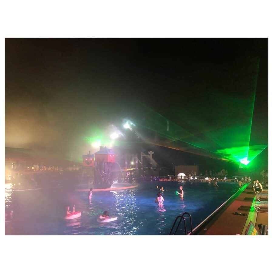 山田恵里伽さんのインスタグラム写真 - (山田恵里伽Instagram)「夏の思い出🌼  #サマーランド #ナイトプール ・ ・ #夏といえば #プール #ライトアップ #きれい #2019 #summer #pool #summerland  #nightpool」9月7日 10時08分 - eeerika_12
