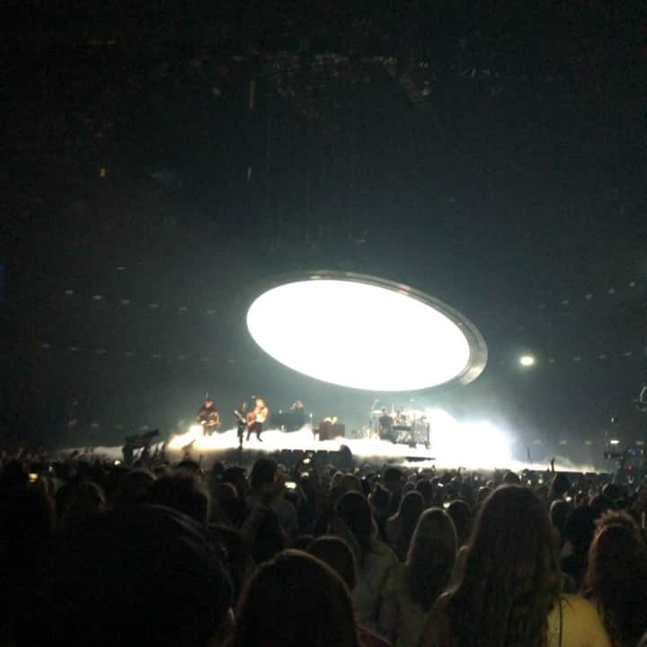 ジェフリー・バトルのインスタグラム：「At the Shawn Mendes concert!!! Thank you for the amazing tickets @jarrettmvplyley #LostInJapan」