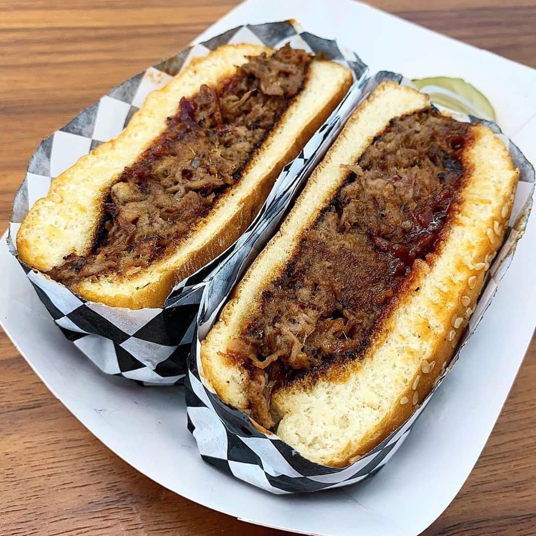 Eater LAさんのインスタグラム写真 - (Eater LAInstagram)「Brisket sandwich from @wisebarbecue where the brisket is wood fire smoked for over 15 hours. 📸: @imnotafattyijusteatalot. Hashtag #eaterla on your best photos for a chance to be featured.」9月7日 10時27分 - eater_la