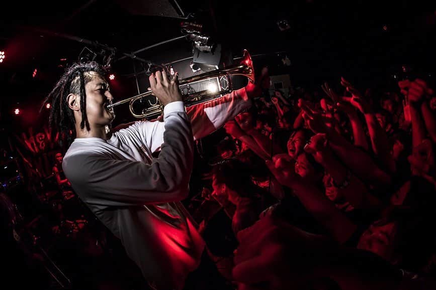 のインスタグラム：「Life In The Sun Tour EXTRA 豊橋club KNOT w/ BACK LIFT . 4年ぶりの豊橋だってさ！このメンバーになったばかりのお披露目ツアー以来との！ しかしあんなに暑かったっけ？？ ってくらいの熱量！ BACK LIFTも出てくれてありがとう！ また戻ってくるよ豊橋ー！ とても好きなハコなのである！ . 呼んでくれた西河さんありがとうございました！ . 写真 @hayachinphoto」
