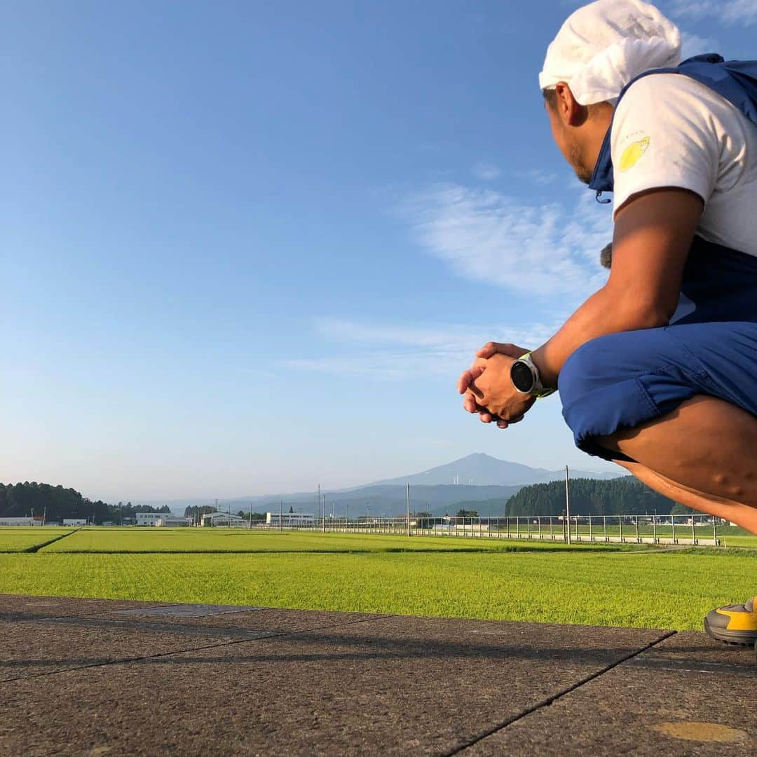 団長安田さんのインスタグラム写真 - (団長安田Instagram)「#団長秘境駅曲沢駅 #所さんのそこんトコロ #団長安田 #安田大サーカス団長 #農家の米はめちゃめちゃうまい #鳥海山がいい感じ」9月7日 10時33分 - dancyoyasuda