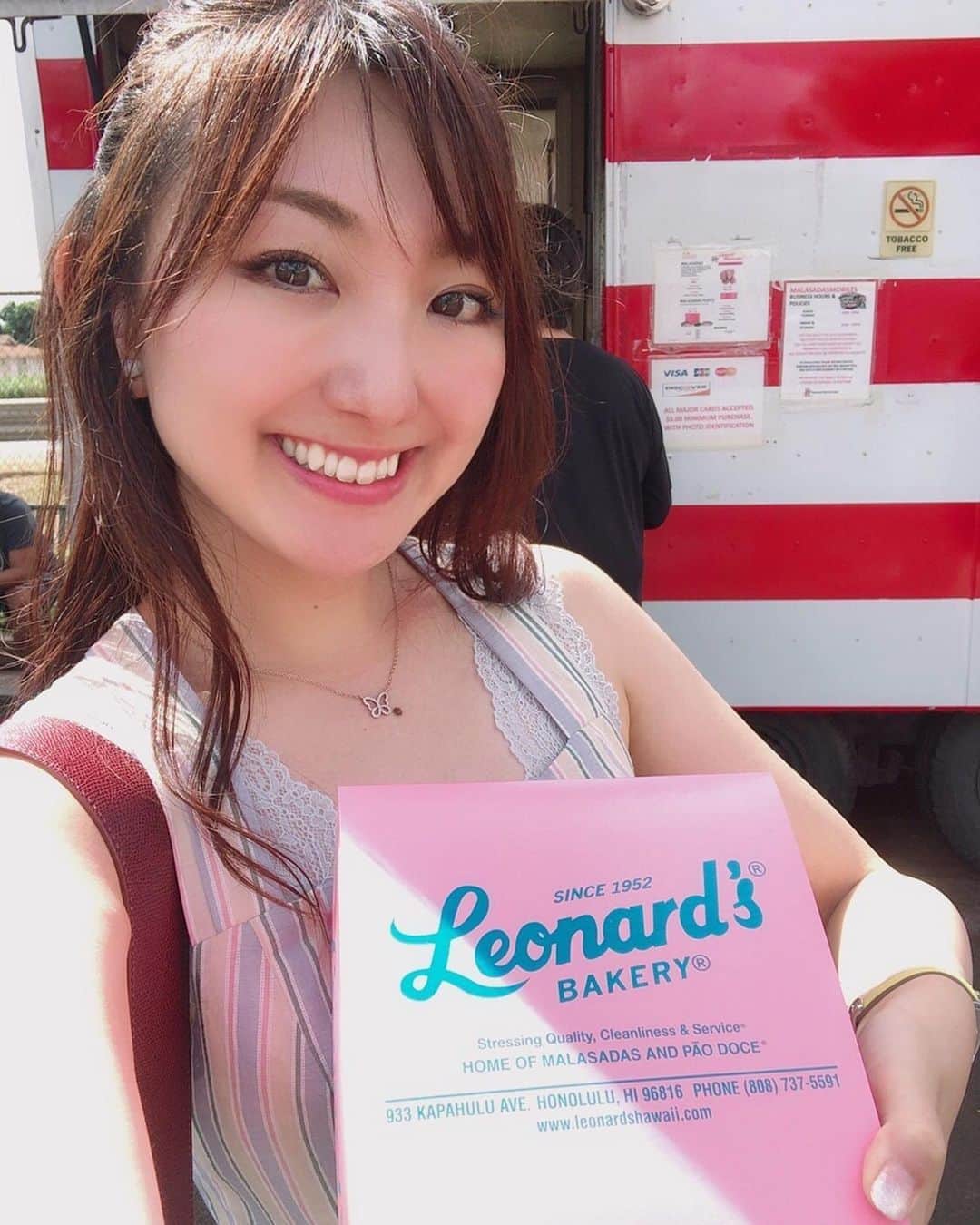尻無浜冴美のインスタグラム：「#マラサダ ﻿ ハワイ版ドーナツで超有名店の#レナーズ 今回も食べれた🍩💕﻿ 出来たてはアッツアツの﻿ 外カリッ、中フワッで油っぽくないしペロリと食べられちゃう😋﻿ 1こ1ドルちょっととリーズナブルでB級グルメ💗﻿ ピンクの箱も可愛いの！﻿ #ワイケレアウトレット とセットで行く度に食べてます🤤﻿ ﻿ ﻿ ﻿ ﻿ #マラサダドーナツ  #ドーナツ﻿ #レナーズ﻿ #朝食﻿ #おやつ﻿ #ロコスイーツ  #leonardsbakery  #レナーズピンク  #レナーズベーカリー」