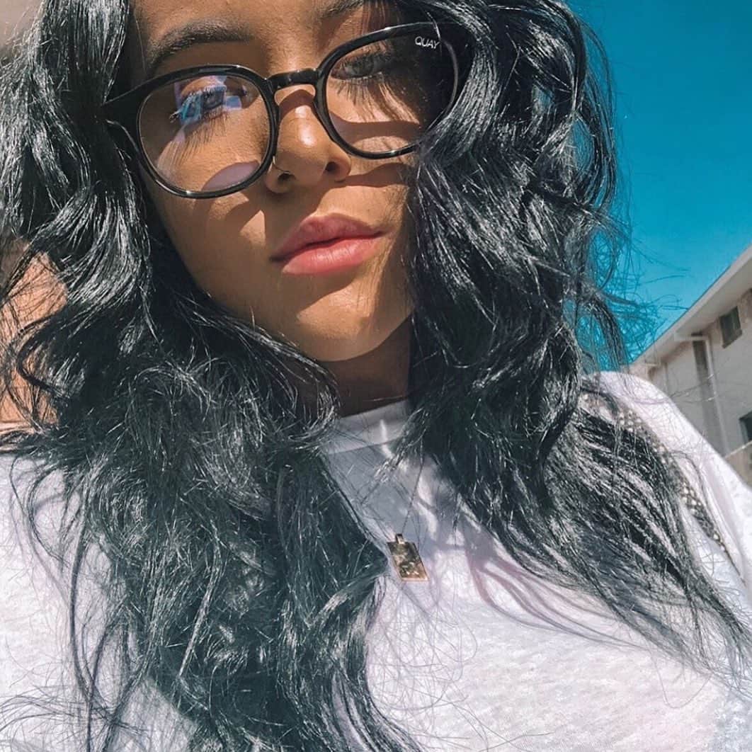 quayaustraliaさんのインスタグラム写真 - (quayaustraliaInstagram)「@lexiehatchman keeps it moving in WALK ON black/clear 🤓⚡️ Practice safe specs in any of our blue light blocking glasses ft. Blue Light Blocking Technology + prescription-ready frames that can be taken to your optometrist to have your Rx put in 🖤#QUAYSQUAD #FINDYOURQUAYS」9月7日 10時45分 - quayaustralia