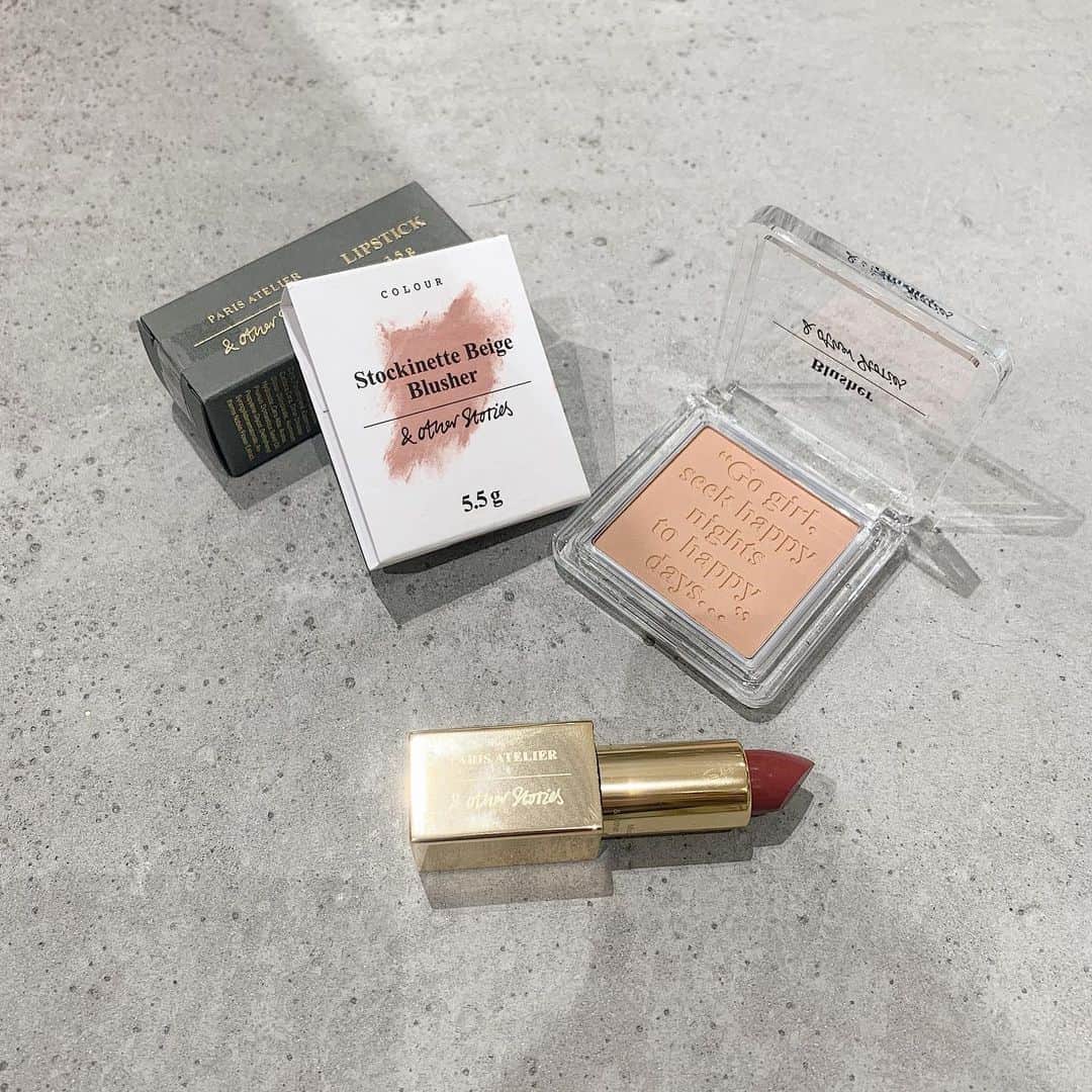 mina hinokuchiのインスタグラム：「. NEWコスメ💄 韓国出張の時に @andotherstories で購入したチークとリップ。 オレンジブラウンなチークと濃いめの赤リップの秋っぽいカラーをgetしました♡ ここのパッケージもとても好み♡可愛い。 日本でも販売してほしい🍁 . #andotherstories #mina_メイク #cosmetics #blusher #lipstick #アンドアザーストーリーズ」