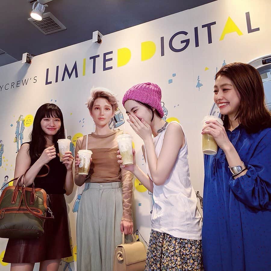 木野園子のインスタグラム：「同じ事務所 @gunns_models のるうこ @rororuko としほりちゃん @shihori.hananoe と表参道の交差点でやっているベイクルーズのデジタルストアに遊びに行きました🌼 デジタルでお洋服に関するいろんなコンテンツを楽しめたり一気にたくさんのブランドのコートを見れたりしたよ‼️そして、噂のケイトにも会いました✨ イベントは8日までやっているみたいなので是非、遊びに行ってみてください🏃‍♀️ はじめて飲んだチーズティーも美味しかった😋  #baycrews  #baycrewslimiteddigitalstore #kate_alex_aoi #machimachi #kateaoi #virtualhuman #cheesetea」