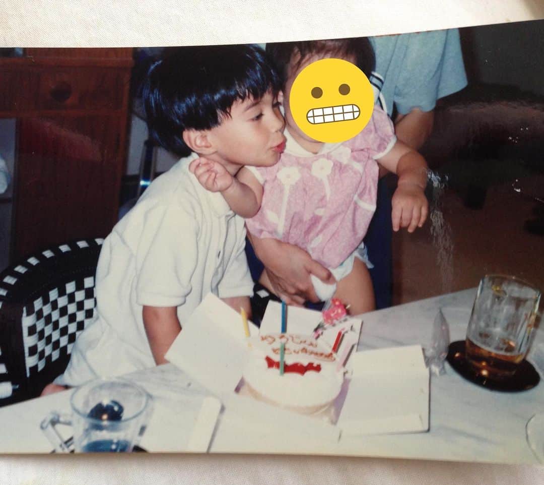 のインスタグラム：「仕事用の写真探してたら昔の自分の写真が出てきた😀誕生日ケーキにろうそくが五本刺さってるから多分5歳だろうね🎂嫌がる赤ちゃんに無理やりチューしようとしてる😂そしてよく見ると目がやばい😂😂😂今はもうおじさんになりつつあるので娘にチューする時とかこの目にならないように気をつけよう。ちなみに明後日で32ちゃいになります👍 #おじさんのこんなチューは嫌だ #半目 #9月9日 #32歳になります #もうすぐ誕生日アピール」