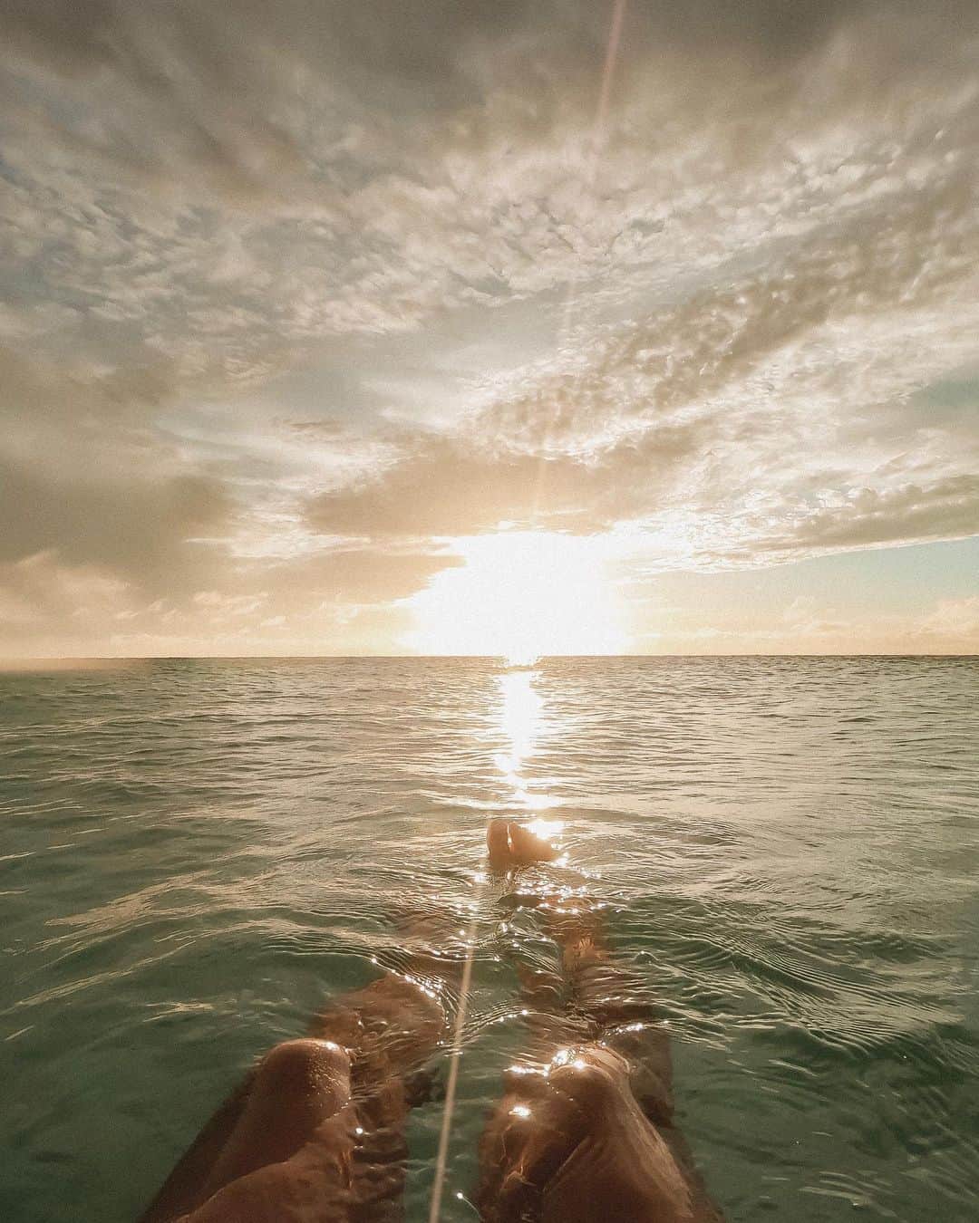 のインスタグラム：「🌅 台風前日、日が暮れて真っ暗になるまで海に入ってた☺️🧡 海(水)はストレスを溶かしてくれるんだって  @chika_602 が教えてくれた☝🏽 海に入ってる人で怒ってる人あんまりみたことないし 本当にそう思う🤔 ストレス感じてる人は海に入ろう😇」
