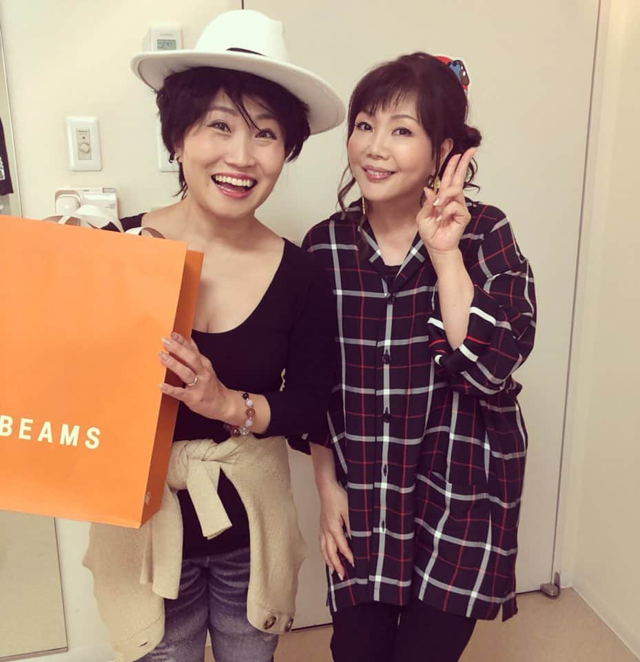 キンタロー。さんのインスタグラム写真 - (キンタロー。Instagram)「大先輩  小川菜摘さんから﻿ マタニティお祝い頂いちゃいました😭﻿ ﻿ 身体！冷やしちゃだめよー！﻿ 暖かくしてね！﻿ ダンス程々によ〜って﻿ 気遣ってくださり、﻿ 本当に本当に優しいママの大先輩。﻿ 大感謝です。﻿ ﻿ 私も菜摘さんみたいなママになれるように﻿ 精進します😍🙏﻿ ﻿ #ものまね紅白歌合戦﻿ #小川菜摘さん﻿」9月7日 10時51分 - kintalo_