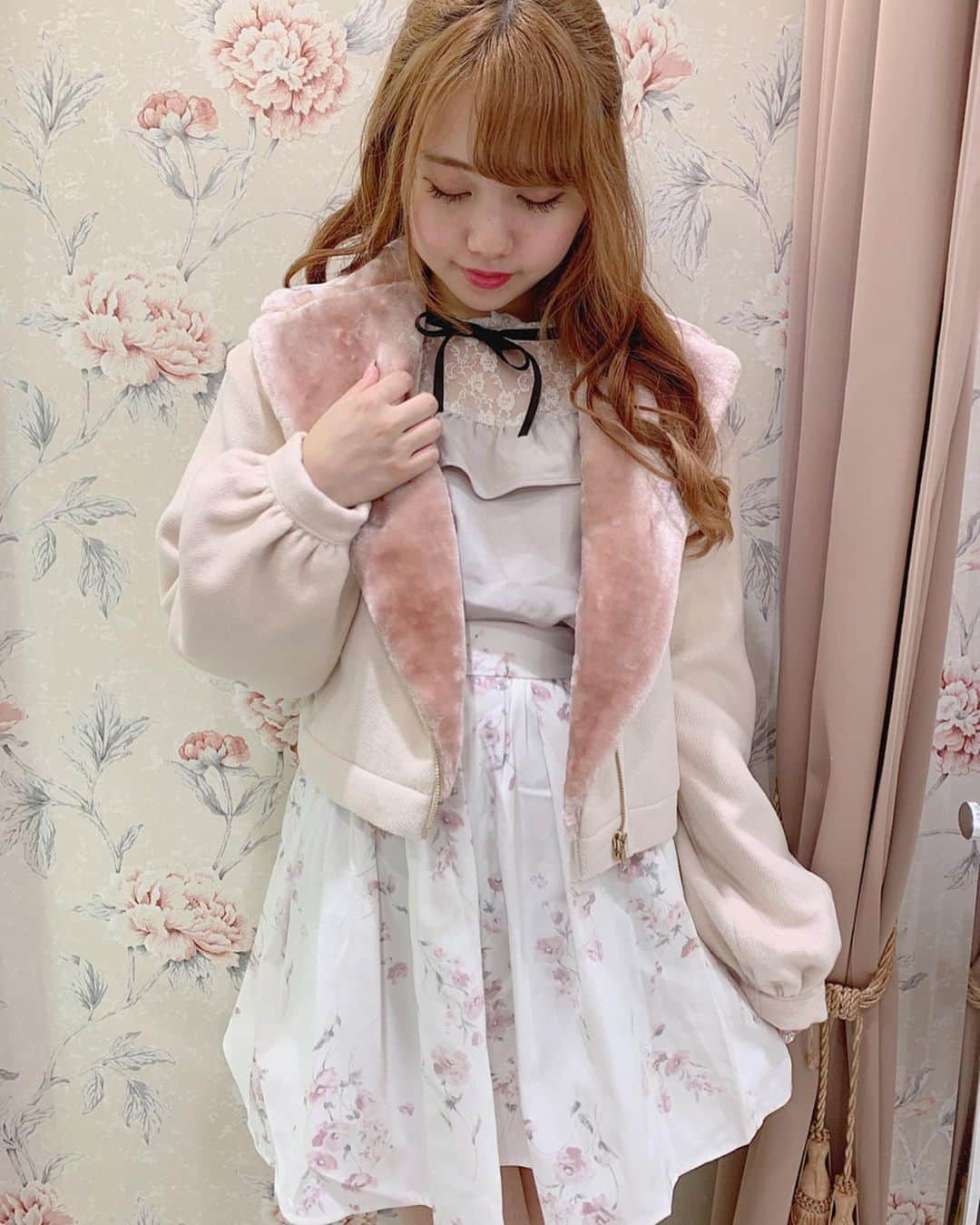 evelyn.coordinateさんのインスタグラム写真 - (evelyn.coordinateInstagram)「. . ❄evelyn 2019 winter collection❄ . 《 #ショートファーカラーコート 》 . 甘めコーデもカジュアルコーデにも使えるファーコート💕 . ムートン素材であたたかく、ショート丈で合わせやすいデザインです⋆ᙏ̤̫͚* . price ¥10,000+tax size free color ow/pi . . #evelyn #newarrival #winter #collection #coat」9月7日 11時01分 - evelyn.coordinate