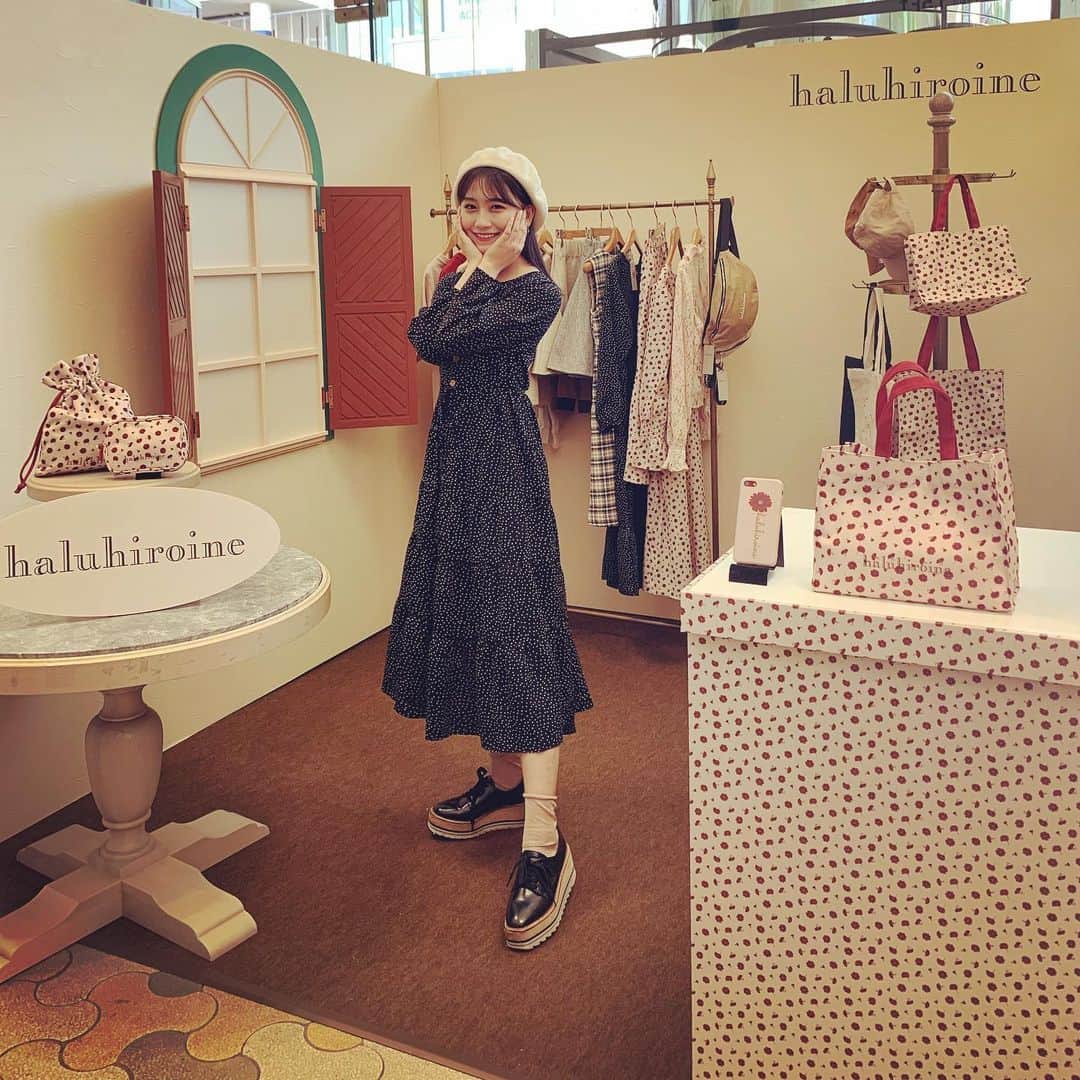 のインスタグラム：「9.7-13 期間限定ショップ / 1F ENTRANCE SPACE haluhiroine . AKB48 を卒業した小嶋真子がディレクターを務めるアパレルブランド。可憐な女性に寄り添い、これまでの自分から一歩踏み出し垢抜けるお手伝いを。haluhiroineは、フィンランド語で願いを意味するhalu(ハル)と女性主人公を意味するheroine (ヒロイン)を組み合わせています。 . #haluhiroine #ハルヒロイン #小嶋真子 #laforet #harajuku #laforetharajuku #ラフォーレ #原宿 #ラフォーレ原宿 #popupshop #期間限定 #CONTAINER」