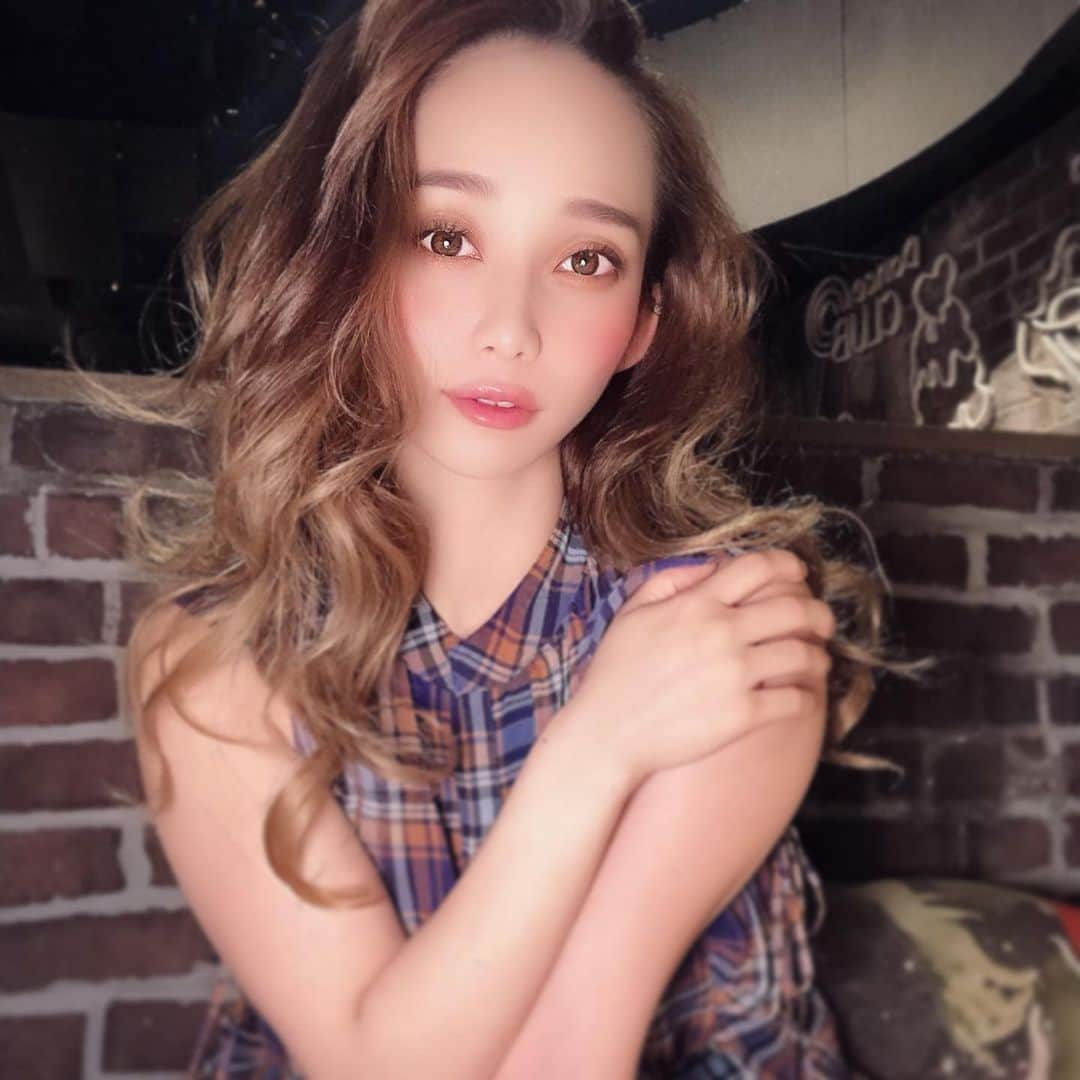 石井和香さんのインスタグラム写真 - (石井和香Instagram)「♥ 女の子っぽいお洋服着てると 今日どうしたの？とか お出掛け行ったの？とか聞かれるけど 実は私こっち系の服の方が すきなんだよーってᙏ̤̫💓 ・ ・ 最近#ハッシュタグ何をつけたらいいかわからない  #承認欲求 笑」9月7日 11時08分 - waco.141.partyon