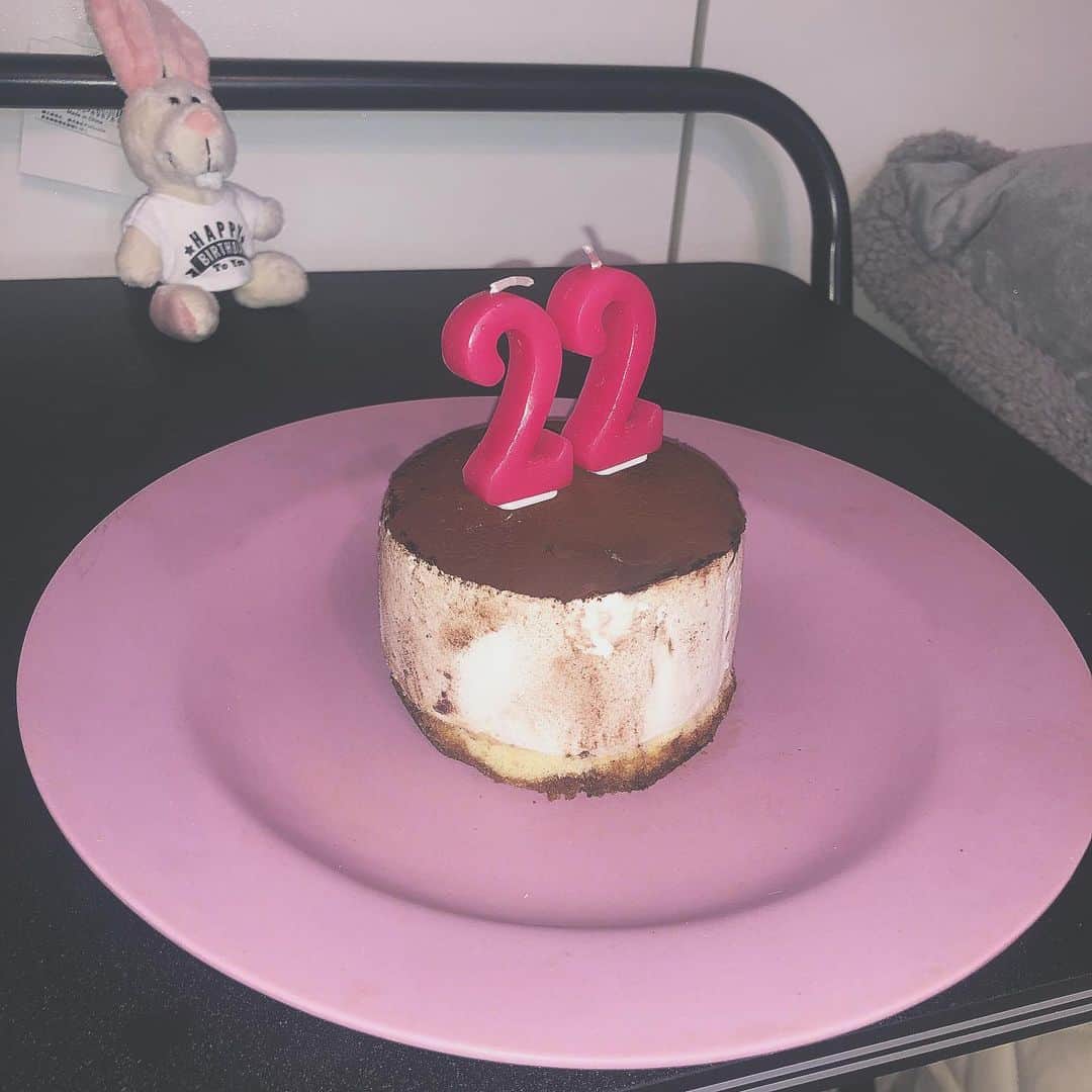 のインスタグラム：「遅くなっちゃったけど相方の誕生日お祝いしました🎉 . お互いケーキあんまり食べれないからアイスティラミスにしたらめちゃめちゃ喜んでくれた💜 . 22というろうそくを買いながらもう私たちも22かとしみじみしました。笑 . . #yuisa #baskinrobbins #サーティーワン #22 #happybirthday #cake #ㅅㅇㅊㅋㅎㅇ🐰 #생일케이크 #🐰」