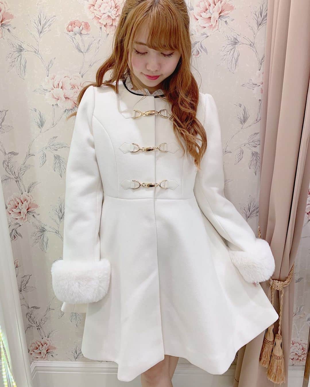 evelyn.coordinateさんのインスタグラム写真 - (evelyn.coordinateInstagram)「. . ❄evelyn 2019 winter collection❄ . 《 #ビット付きフレアコート 》 . evelynで大人気のビット付きコート🎀 . フレアで可愛らしい雰囲気で着ていただけます🐰♡♡ . price ¥13,800+tax size S/M color OW/PI/PBE/BK . . #evelyn #newarrival #winter #collection #coat」9月7日 11時13分 - evelyn.coordinate