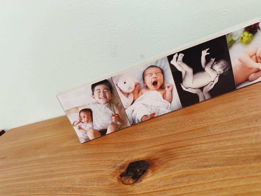 ジュジュのインスタグラム：「友達🤝の所でborn Photoを頼みました♡ . 大きいパネルでオシャレに仕上げてくれて大満足♫ . 更にマグネットにしてくれて感激♡ #新しい冷蔵庫に貼るわな。 . ありがとー👅 . @danstudio_kobe . #思い出 #坊とおにおに🍙」