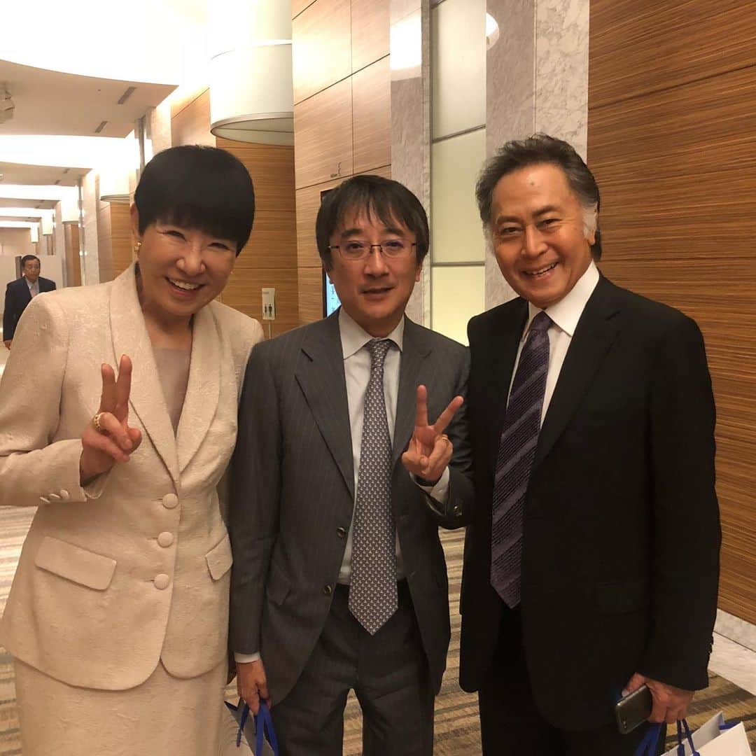 和田アキ子さんのインスタグラム写真 - (和田アキ子Instagram)「最後は、ホリプロの同志の3人です‼️ 真ん中は社長。 北大路欣也さんと、私に挟まれて社長の顔が強張ってます笑笑 そして、私とした事が、、 1番大事な五木ひろしさんと写真を撮り忘れました😭😭😭😭なにやってんだか私は、、、 #ako50th #ホリプロ #北大路欣也 #社長」9月7日 11時18分 - ako50th