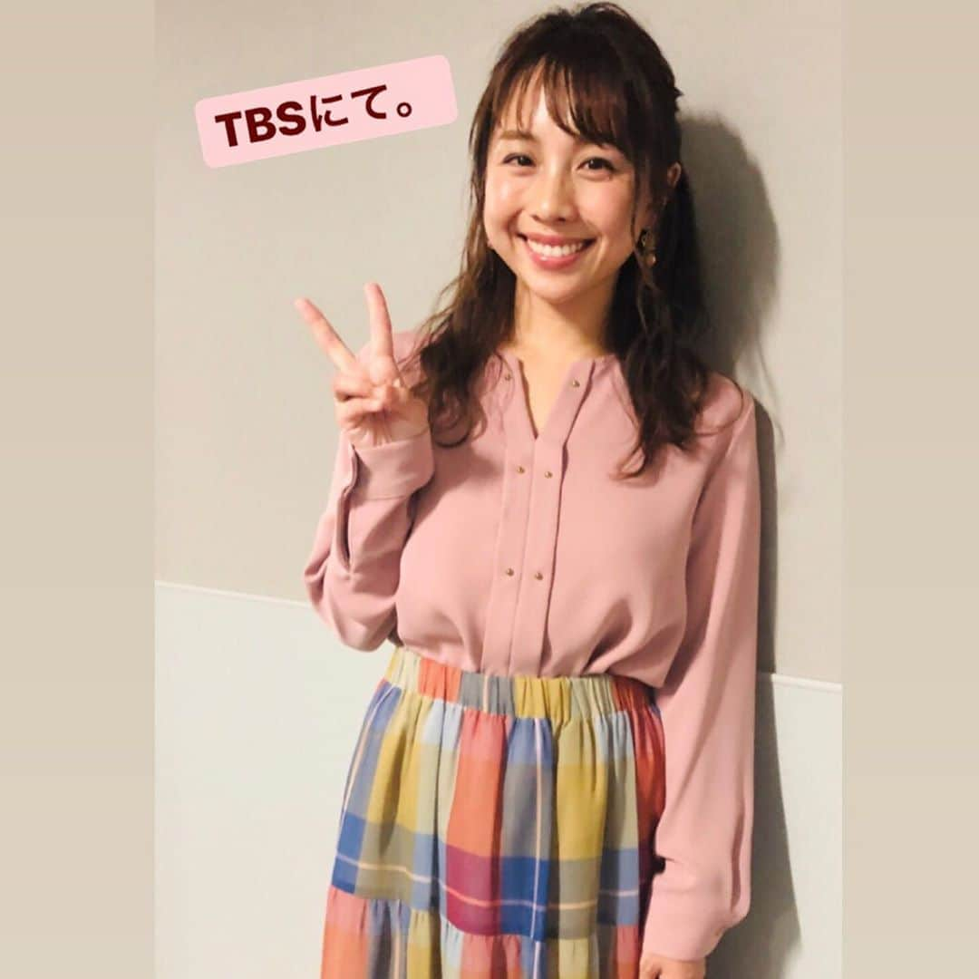 鈴木あきえさんのインスタグラム写真 - (鈴木あきえInstagram)「昨日は #ななきゅう からの TBSでお仕事でした。  写真は 昨夜の状況。 （2.3枚目はストーリーアップしたものです。） 最近、 リビングのジョイントマットで 1人でゴロゴロしてることが増えてきた息子。  いや、親子。 ※左の女性は狸寝入りです笑 ✱ ✱  よく どこのジョイントマットですか❓  と質問いただきますが、 これは #モダンデコ さんの ジョイントマット（大判）です😊  色々探していいのに出会えた💓  色味も選べるので シンプル好きにはおすすめ⭐️🍀 #息子 #生後11ヶ月 #男の子 #男の子ママ」9月7日 11時29分 - akiesuzuki0312