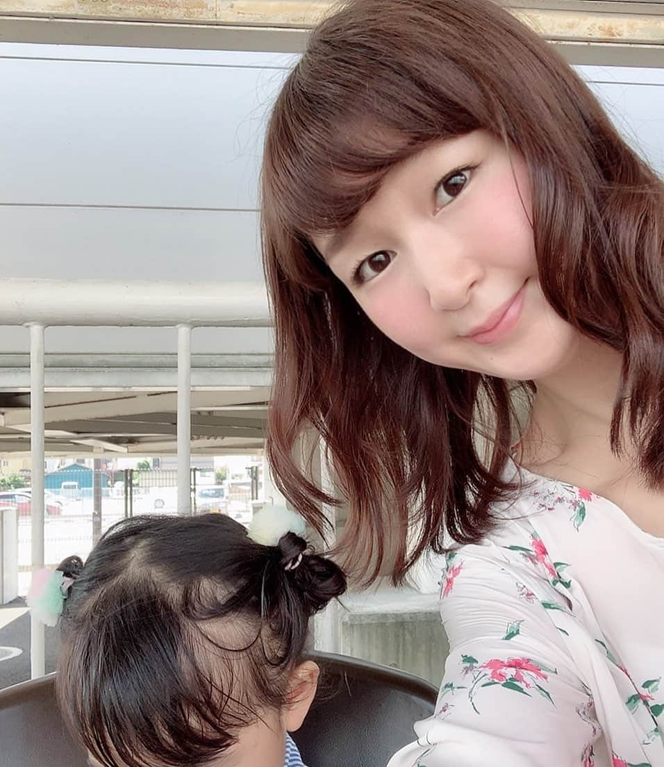 吉澤美菜さんのインスタグラム写真 - (吉澤美菜Instagram)「今日は2人で電車に乗ってお出かけです♪  #カラーしたばかり #髪色いい感じ #やすこありがとう💓 #母娘 #電車 #お出かけ #おでかけ日和 #休日の過ごし方 #outing #goout #outingtrip#キッズ #育児 #kids #kidstyle #kidstagram #アナウンサー #吉澤美菜」9月7日 11時24分 - mina0719