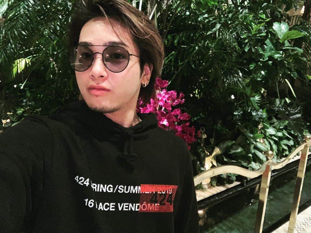 荒木駿平のインスタグラム：「. . jungle jungle🌴 . ナイトミュージアムに出てきそうな感じで興奮しました🦖 . #jungle #nightmuseum #hotel #entrance #424」