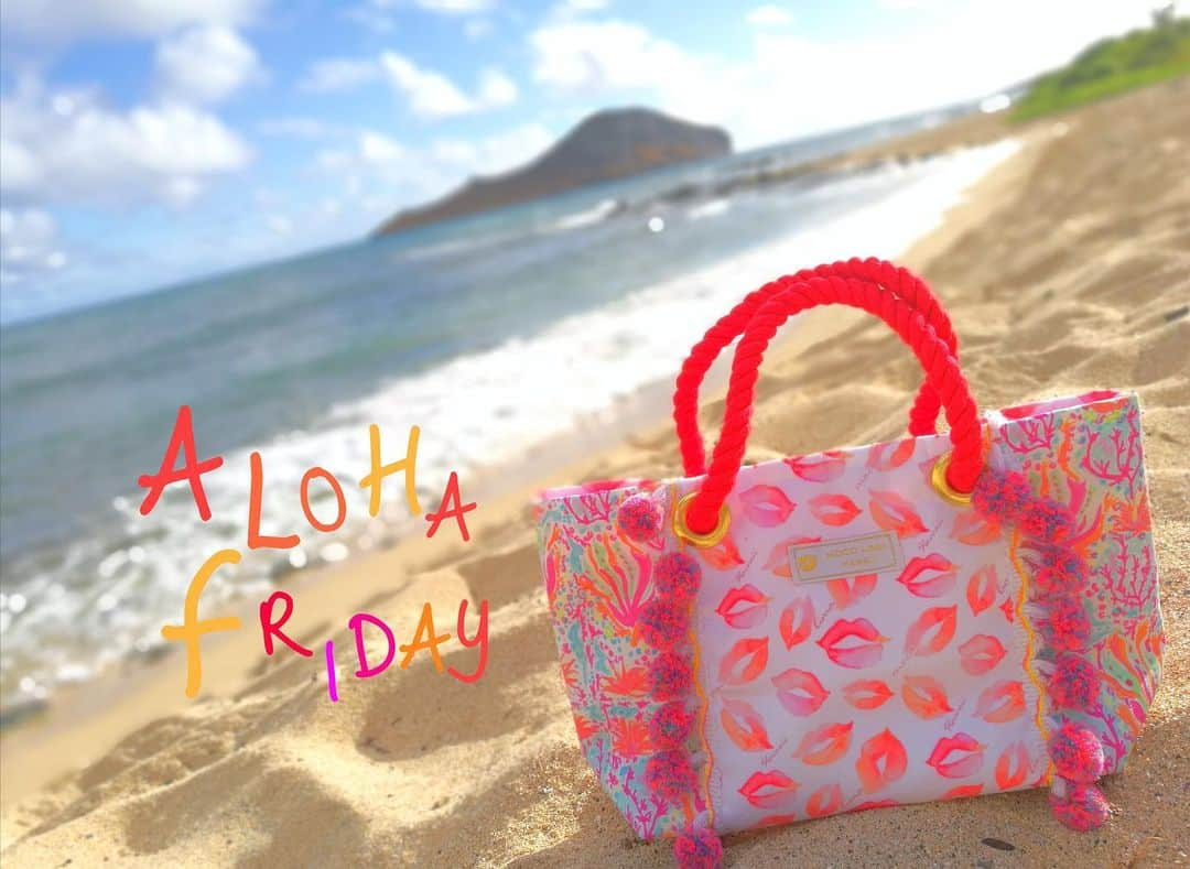 Moco Lima Hawaiiさんのインスタグラム写真 - (Moco Lima HawaiiInstagram)「New* Lips tote red  Aloha Friday!! 皆さま楽しい週末をお過ごしください❤︎ #friday#finally#weekend#hawaii#alohafriday#ocean#beach#red#lips#handmade#madeinhawaii#mocolima#bag#designer#workhard#ハワイ#いってんもの#ハワイみやげ#モコリマハワイ#メイドインハワイ#ハンドメイドバッグ#ハワイ旅行  Mocolima showroom open today 1-6pm  2155 Kalākaua Ave 8階 807号室  モコリマストア@ ワイキキは今日も元気に営業致します😊 皆さまのご来店お待ち致しております♡」9月7日 2時39分 - mocolimahawaii