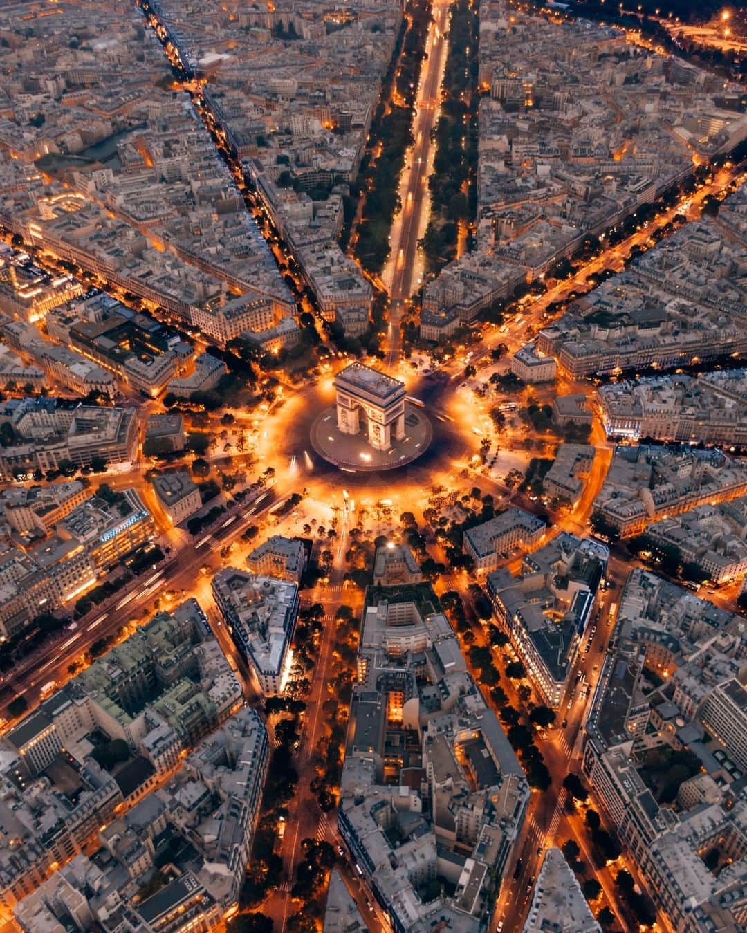 Discoveryさんのインスタグラム写真 - (DiscoveryInstagram)「“An Artist Has No Home in Europe Except in Paris.” - Friedrich Nietzsche With this picture in mind, it’s pretty obvious why Paris is often referred to as La Ville-Lumière (‘The City of Light’) 📸 + caption by Florian Reichelt (@florianreichelt) . . . . #adventure #travel #nature #photography #landscape #love #photooftheday #explore #wanderlust #naturephotography #instagood #beautiful #picoftheday #ArcdeTriomphe #Paris #city #lights」9月7日 2時39分 - discovery