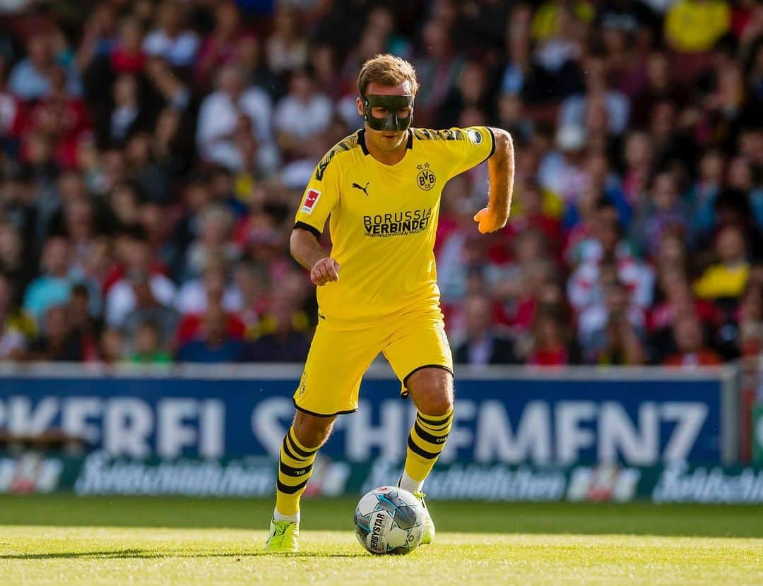 マリオ・ゲッツェさんのインスタグラム写真 - (マリオ・ゲッツェInstagram)「Not only @marcinho11 and @aubameyang97 can wear a mask 🦸🏽‍♂️」9月7日 3時00分 - mariogotze