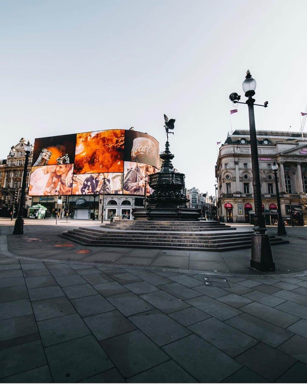 @LONDON | TAG #THISISLONDONさんのインスタグラム写真 - (@LONDON | TAG #THISISLONDONInstagram)「End of the week. They’ve all gone home! 🤣🤷🏻‍♂️ Great shot from @inst.will in #PiccadillyCircus - albeit snapped in the early hours 😉😉 // #thisislondon #londonlife #london #Piccadilly」9月7日 3時03分 - london