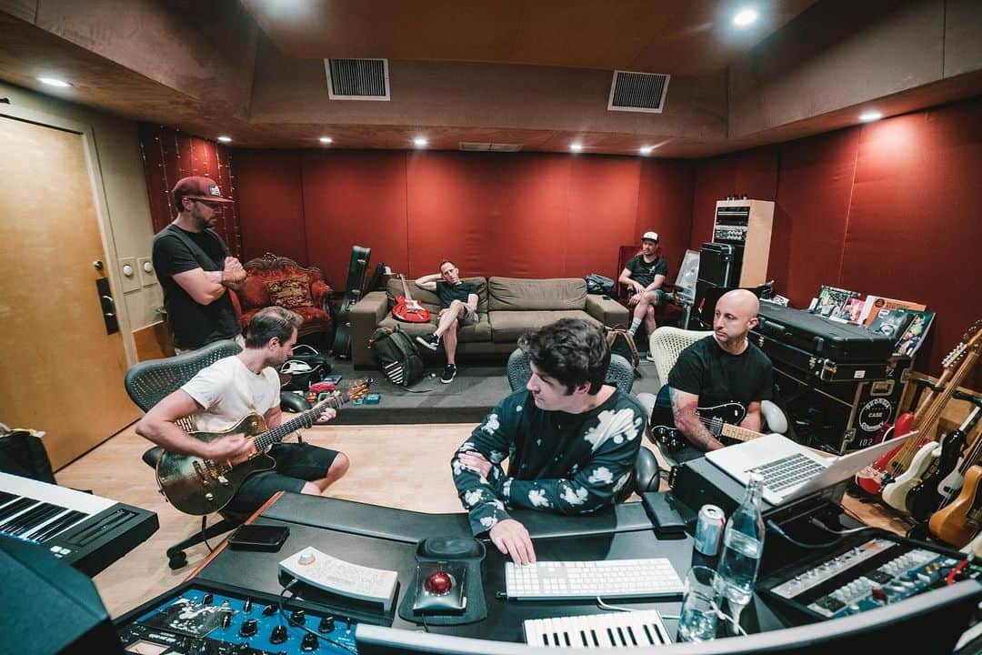 Simple Planさんのインスタグラム写真 - (Simple PlanInstagram)「Reunited in the studio and recording new songs. Feels so good to be back where we belong. 🙌🏻🙌🏻🙌🏻🙏🏻🙏🏻🙏🏻 #spalbum6 📸: @goodguychady」9月7日 3時05分 - simpleplan