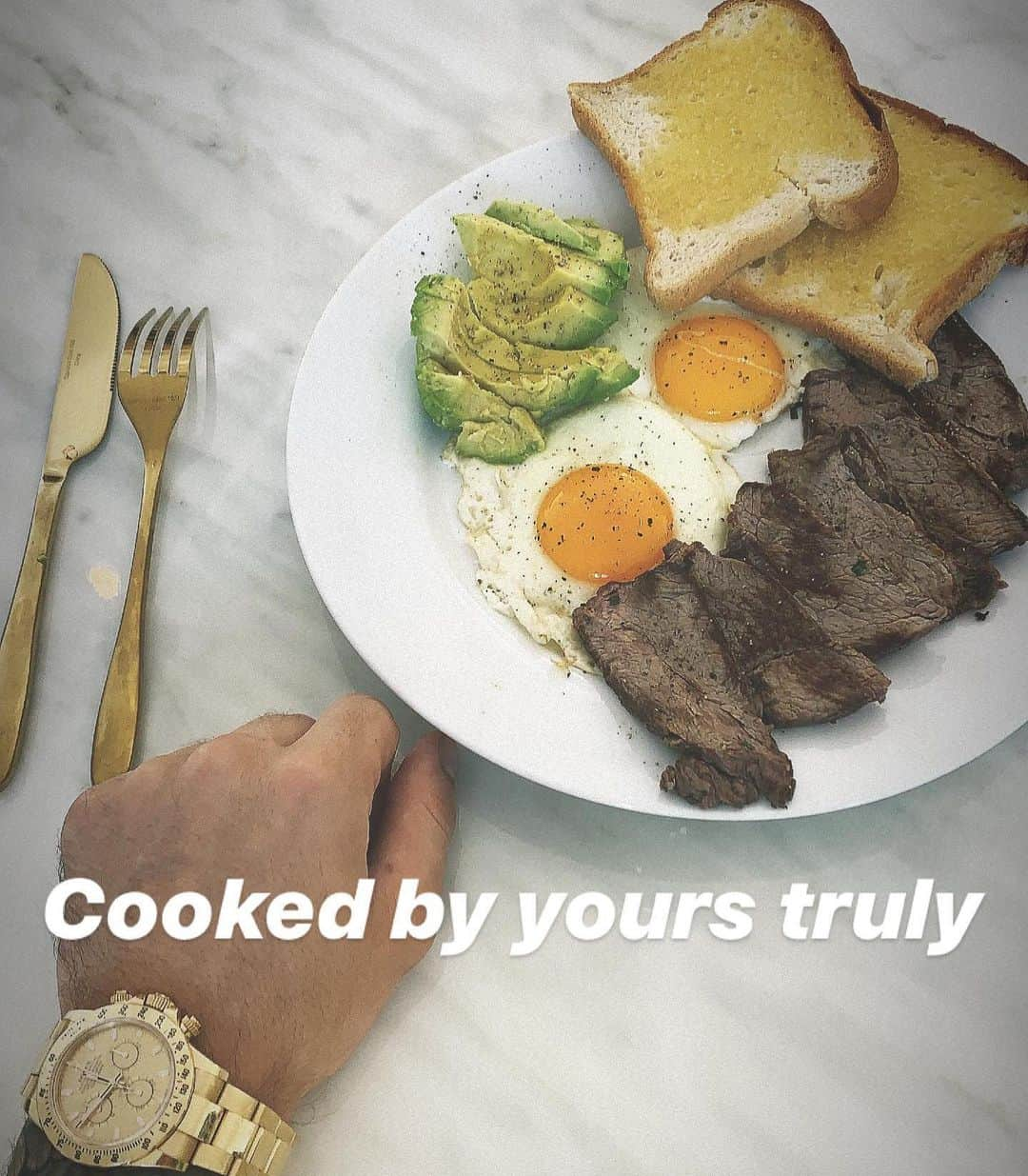 ジャスティン・ビーバーさんのインスタグラム写真 - (ジャスティン・ビーバーInstagram)「Gluten free toast steak sunny side up eggs and avacado (thanx)」9月7日 3時07分 - justinbieber