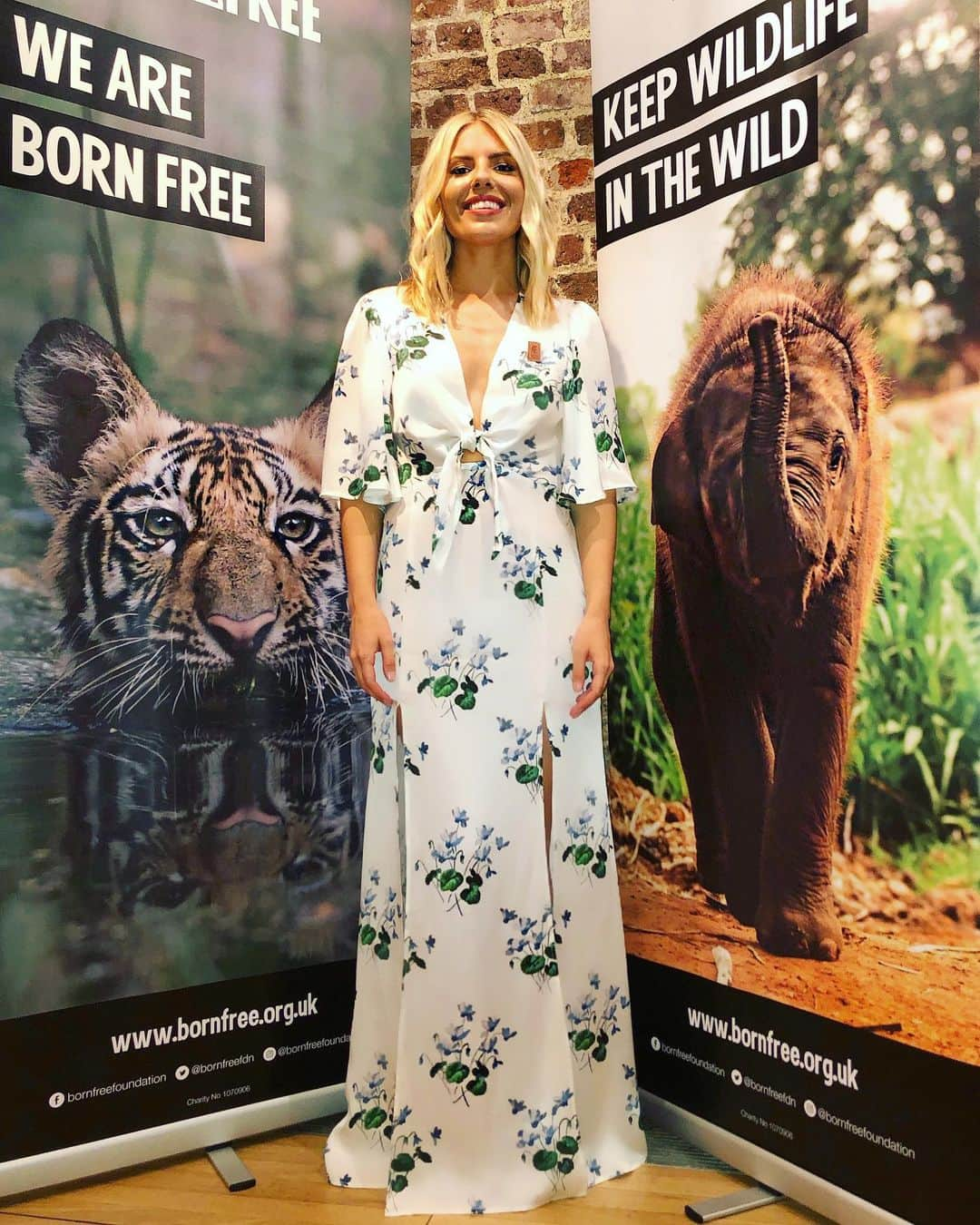 Mollie Kingさんのインスタグラム写真 - (Mollie KingInstagram)「Wishing @bornfreefoundation lots of luck as they commemorate their 35th anniversary this evening ❤️ I'm so proud to be a patron for this wonderful charity & am sending lots of love tonight on this special occasion. #BornFree35」9月7日 3時08分 - mollieking