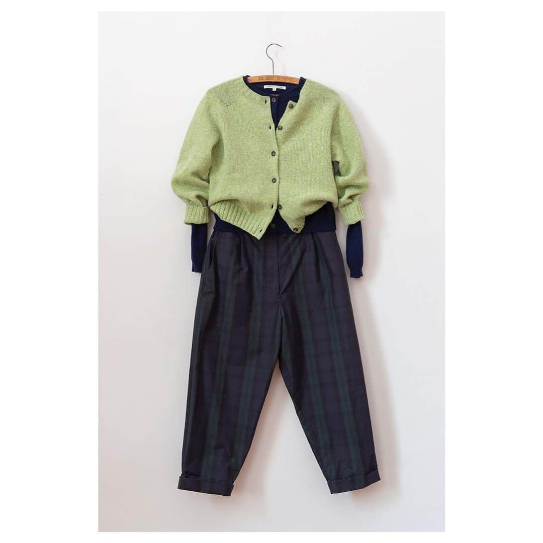 キャベジズ&ローゼズのインスタグラム：「Walk This Way 🚶‍♀️❤️ The Cosima Tartan Taffeta Trousers are now a delicious 40% off in our Summer Sale 😍 Perfect for the end of summer and well into Autumn #summersale19 #japanesefabric #tartantrousers #tartantaffeta #blackwatchtartan #madeinlondon #circulareconomy #sustainablefashion #cabbagesandroses #cabbagesandrosesfashion @christina_strutt @cabbagesandroses_shop 👆Link In Bio👆」