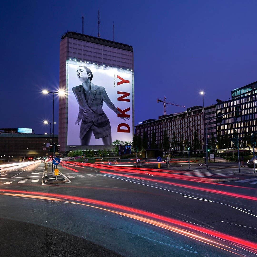 DKNYさんのインスタグラム写真 - (DKNYInstagram)「@IAMHALSEY is larger than life in Milan, featuring the Fall 2019 #IAMDKNY Campaign.」9月7日 3時14分 - dkny