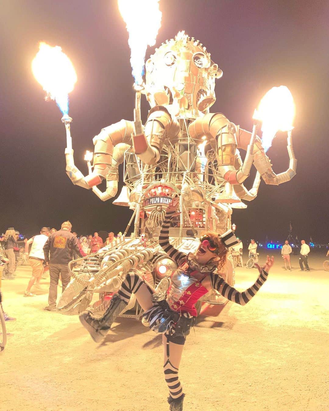 ボニー・モーガンのインスタグラム：「Burning up on re-entry!! @burningman  2019 was Spectacular Epic Awesomeness!! I even reconnected with my old flame El Pulpo Mecanico #adventuresofbendybonnie #burningman #elpulpomecanico #ihavereturned #blackrockcity #playaclown #stripes #bigart #thankslarry #thatwasagreatgame #adventuresofbonanddad #bendybonnie」