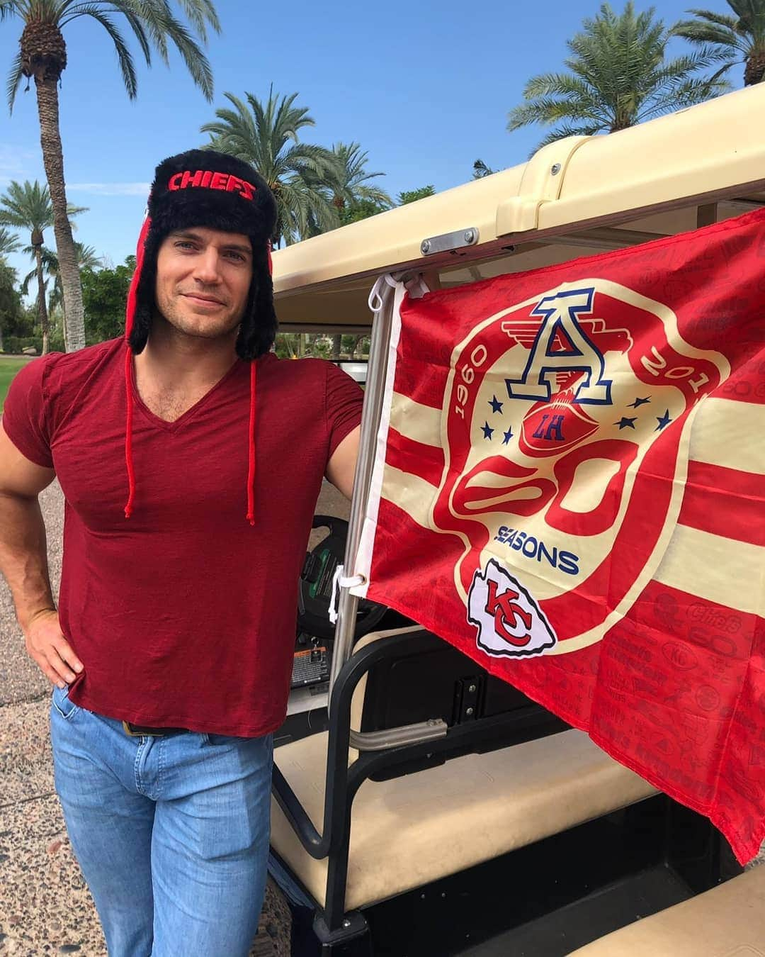 ヘンリー・カヴィルさんのインスタグラム写真 - (ヘンリー・カヴィルInstagram)「It's a chilly 95 degrees here in Phoenix today and its Red Friday! so I thought I might break out my real Chiefs gear!  Go Chiefs!  #RedFriday @Chiefs」9月7日 3時25分 - henrycavill