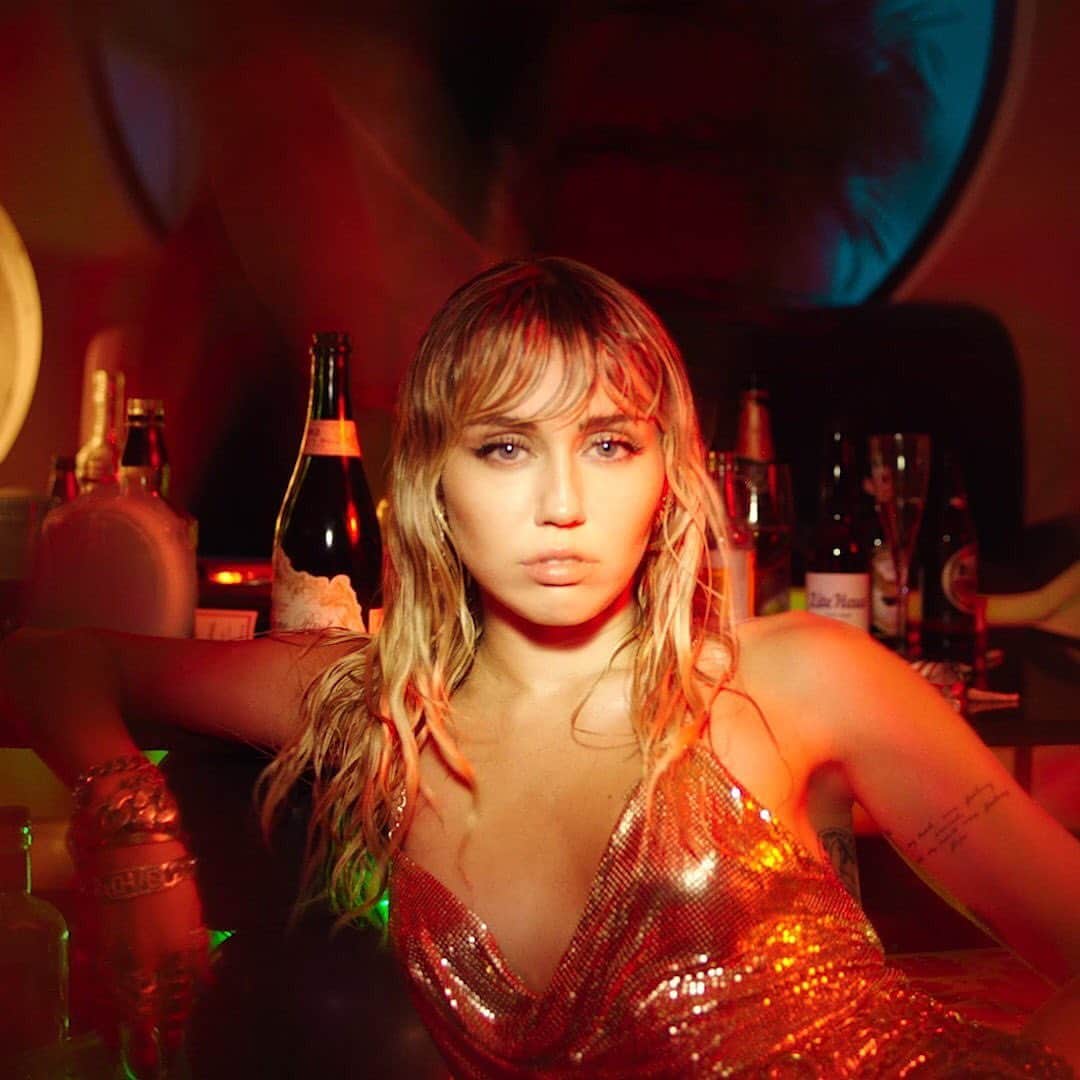 Vevoさんのインスタグラム写真 - (VevoInstagram)「We're not in Malibu anymore... Watch @MileyCyrus’new video about endings in "Slide Away" ⠀⠀⠀⠀⠀⠀⠀⠀⠀ ▶️[Link in bio] #MileyCyrus #SlideAway」9月7日 3時35分 - vevo