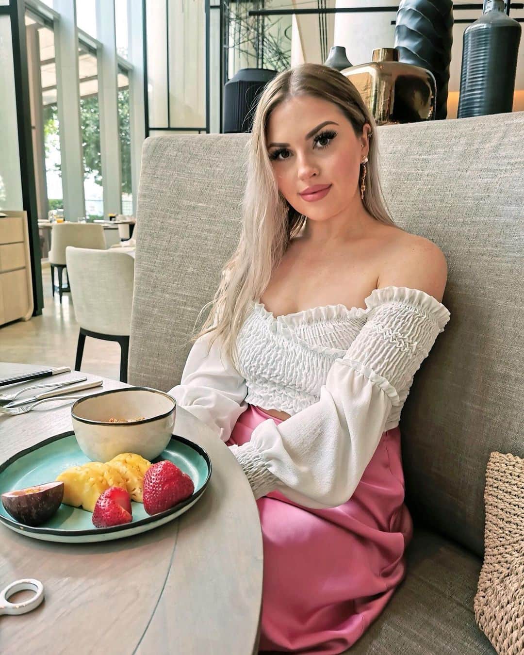 Shannonのインスタグラム：「It’s the weekend 🎉 I’m gonna be a total sloth for the next two days, then back in to editing and filming 😍 I have some fun ideas! 💕 this is a throwback pic to when I was in Thailand... I swear Thailand has the best fruit ever! What’s your fav fruit? 🍌 #shaaanxo」
