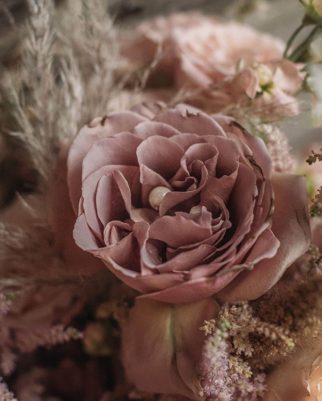 レオナ・ルイスさんのインスタグラム写真 - (レオナ・ルイスInstagram)「The bouquet of my dreams. 🌸✨ I couldn’t have dreamt up more stunning flowers. Still in awe of the talent of @dariobenvenutiflorals and so grateful for all the love that was put into the florals for our wedding. The most special part for me was my “something old” gift from my maid of honour who pinned my grandmothers pearls into the rose of my Bouquet.💕」9月7日 4時03分 - leonalewis