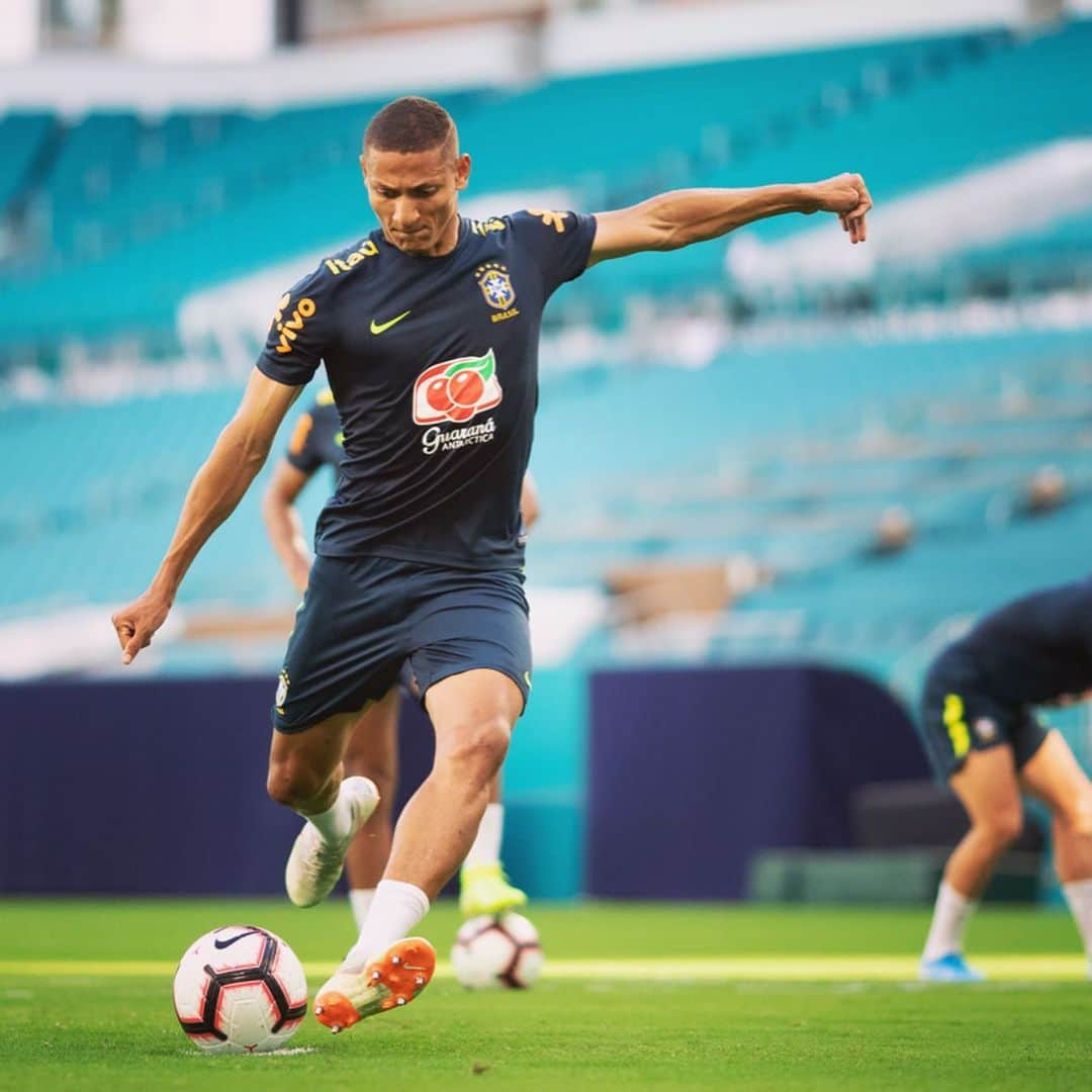 エヴァートンFCさんのインスタグラム写真 - (エヴァートンFCInstagram)「🎶 ‘He’s Brazilian...’ 🇧🇷 • • • #richarlison #brazil #brasil #cbf #selecaobrasileira #miami #hardrockstadium #everton #efc #blues #toffees #coyb #pru #dançadopombo #pl #premierleague (📸: @cbf_futebol)」9月7日 3時56分 - everton