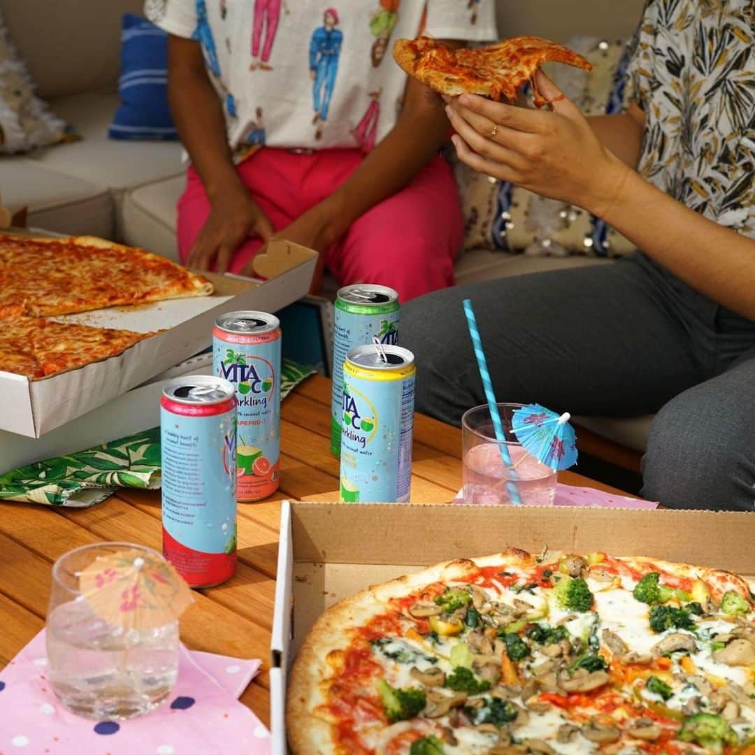 Vita Coco Coconut Waterのインスタグラム：「If you were looking for ways to get people to come to your party...we suggest mentioning the words Vita Coco and Pizza.」