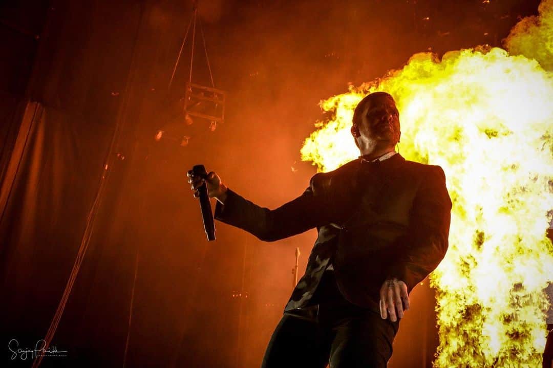 Shinedownさんのインスタグラム写真 - (ShinedownInstagram)「🔥 I dare you to tell me to walk through fire.. 🔥 . . 📷 @sanjayparikhphoto #shinedown #idareyou #attnattnworldtour」9月7日 4時06分 - shinedown