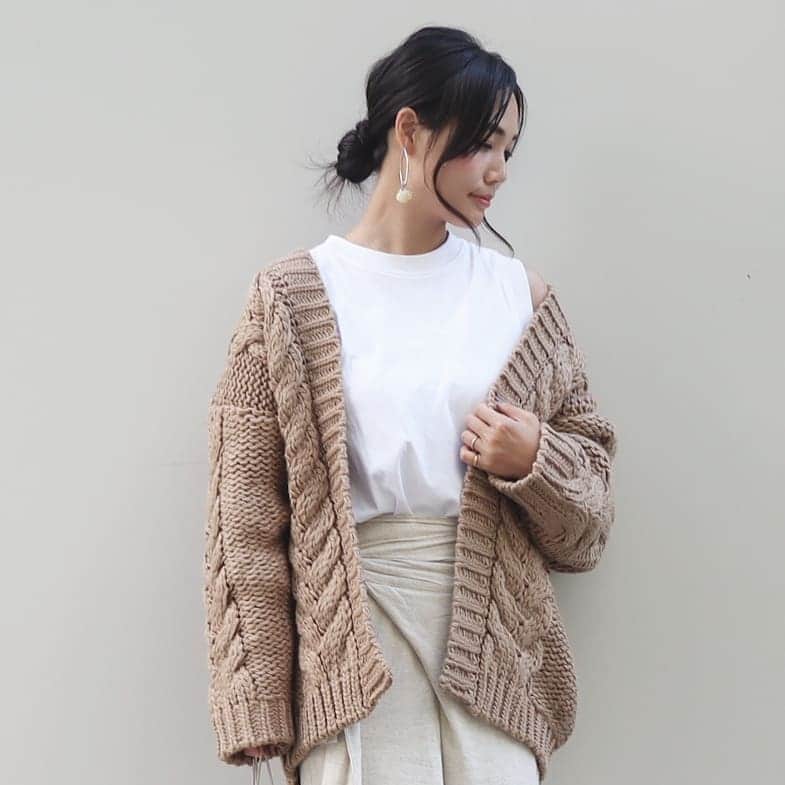Eri Satoのインスタグラム：「beige×ivory×whiteコーデ · @titivatejp の #ケーブルデザインニットカーディガン このゆるずる具合がたまらなく可愛いっ😍 · 今日は可愛い親子と遊んできたのでまたそれはのちほど😊💕 · #ティティベイト#titivate  #titivatestyle#fashion#ootd#outfit#code#coordinate#style#ファッション#コーディネート#コーデ#プチプラ#プチプラコーデ#ママコーデ#シンプルコーデ#mamagirl#locari#ママファッション #partegram#読者モデル#ママモデル #l4like#カジュアル#お洒落さんと繋がりたい#カーディガン#ニット#秋服#秋ファッション」