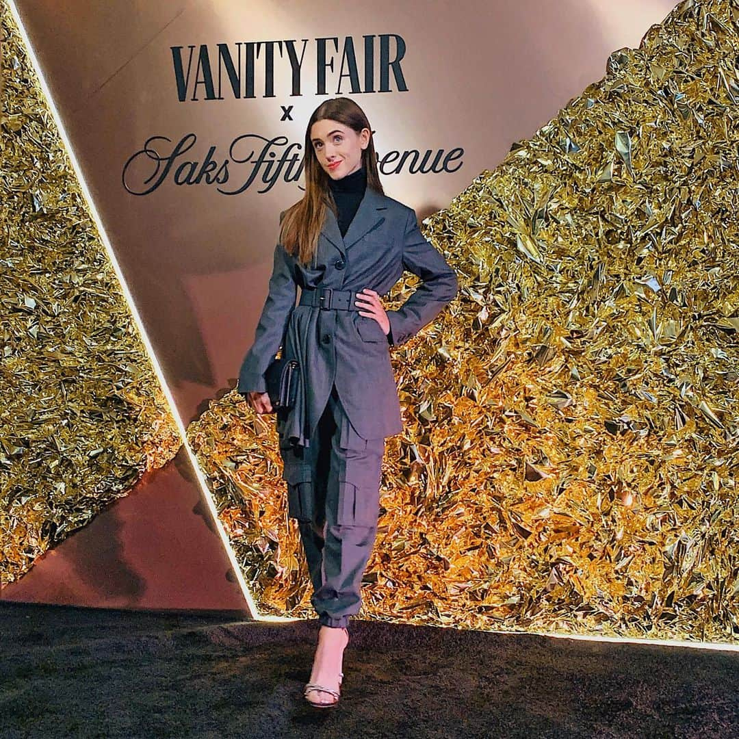 ナタリア・ダイアーのインスタグラム：「🕺💋✨ had a great time last night getting ready w @vanityfair @saks for the #VFBestDressed event #ad」