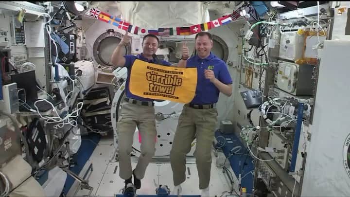 のインスタグラム：「NASA’s @AstroDrewMorgan, who calls Pennsylvania his home state, showed off his Pittsburgh Steelers pride! 🏈 Morgan is on an extended-duration mission aboard the space station, conducting scientific research while orbiting Earth at 17,500 miles per hour. 🛰️」