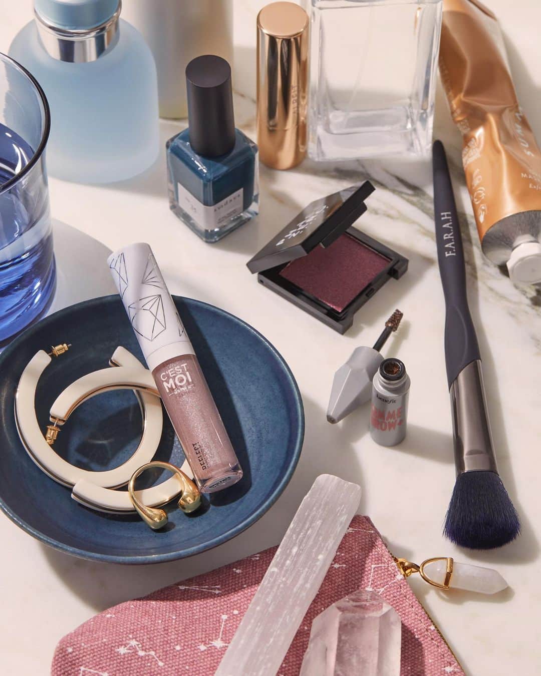 ipsyさんのインスタグラム写真 - (ipsyInstagram)「Bewitch your Friday night beauty routine with subtle, glittery gloss, full brows, and smoky plum lids. || #IPSY #DiscoverYourself @cestmoibeauty @farahbrushes @benefitcosmetics @phasezeromakeup」9月7日 4時26分 - ipsy