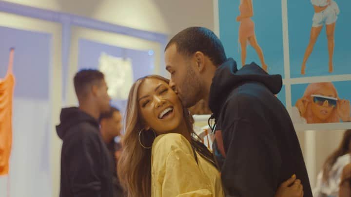 リアン Vのインスタグラム：「MY @shoplianev MERCH IS OFFICIALLY AVAILABLE ONLINE! 🔥 SHOP MY EXCLUSIVE BESTIE COLLECTION NOW! LINK IN BIO! 😍 i love you all so much! #TeamLianeV 🎥: @thekingdiverse」