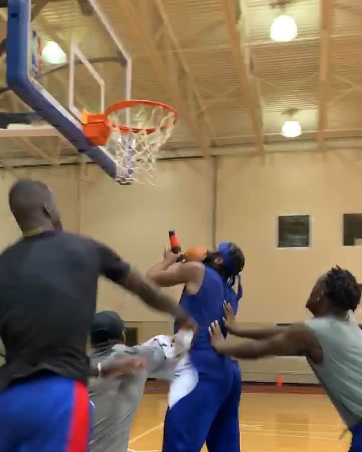 アンドレ・ドラモンドのインスタグラム：「Here’s a inside look at me working on my post game. —👀👀😅🦍🦍 Tag a friend!」