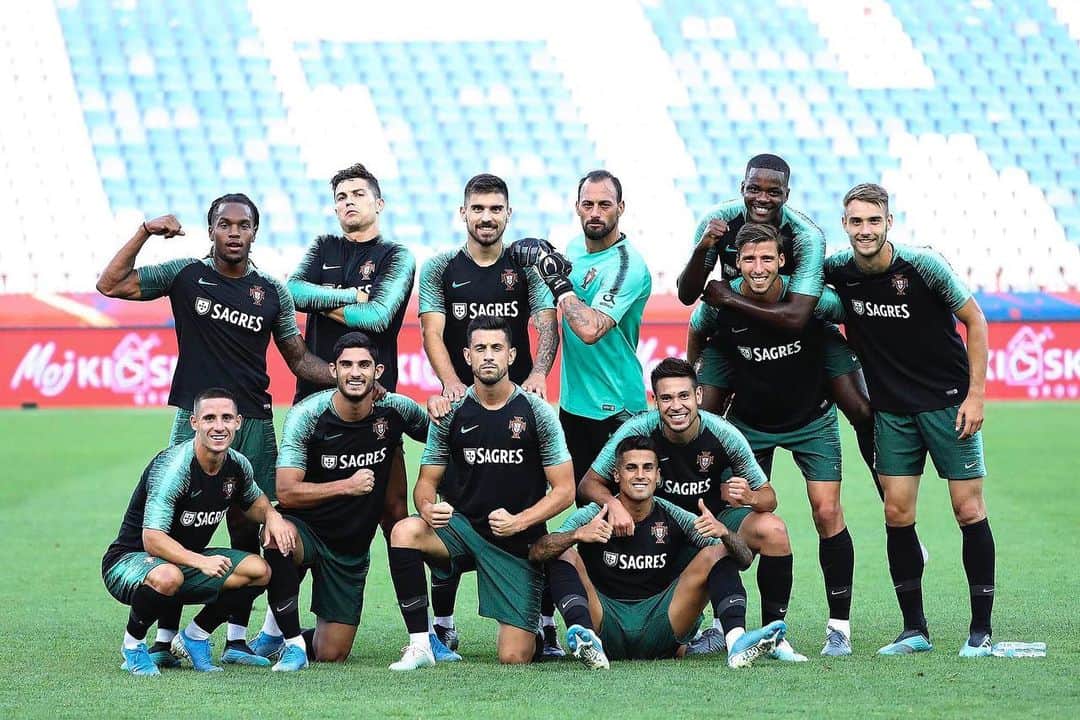 ジョアン・カンセロのインスタグラム：「National team 🇵🇹 #mommyblessme」